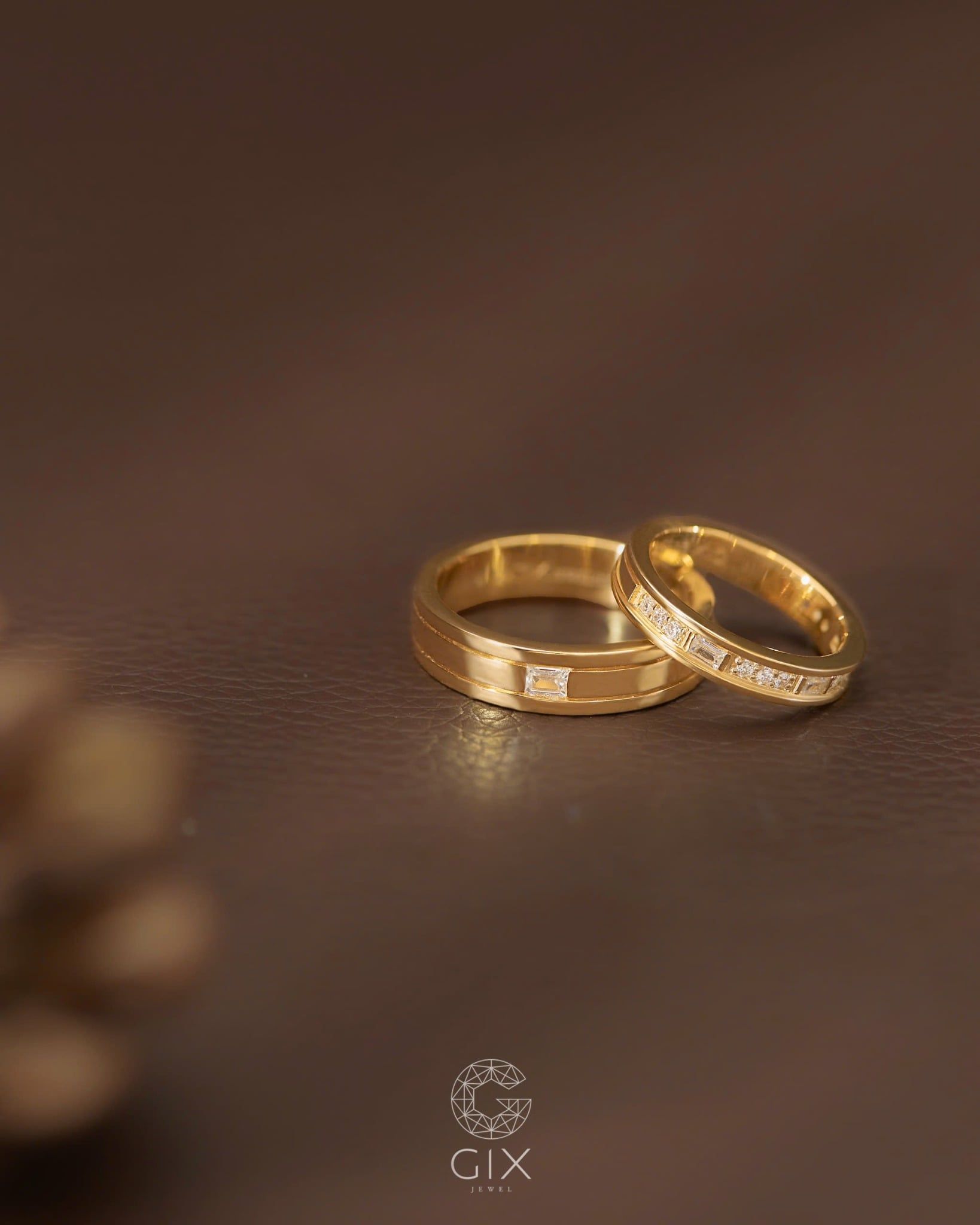  Nhẫn cưới hiện đại vàng 18k đính kim cương bản to khắc chữ | Gix Jewelry 