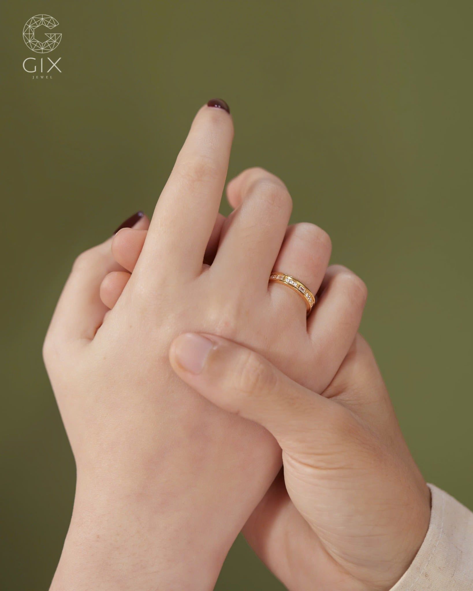  Nhẫn cưới hiện đại vàng 18k đính kim cương bản to khắc chữ | Gix Jewelry 