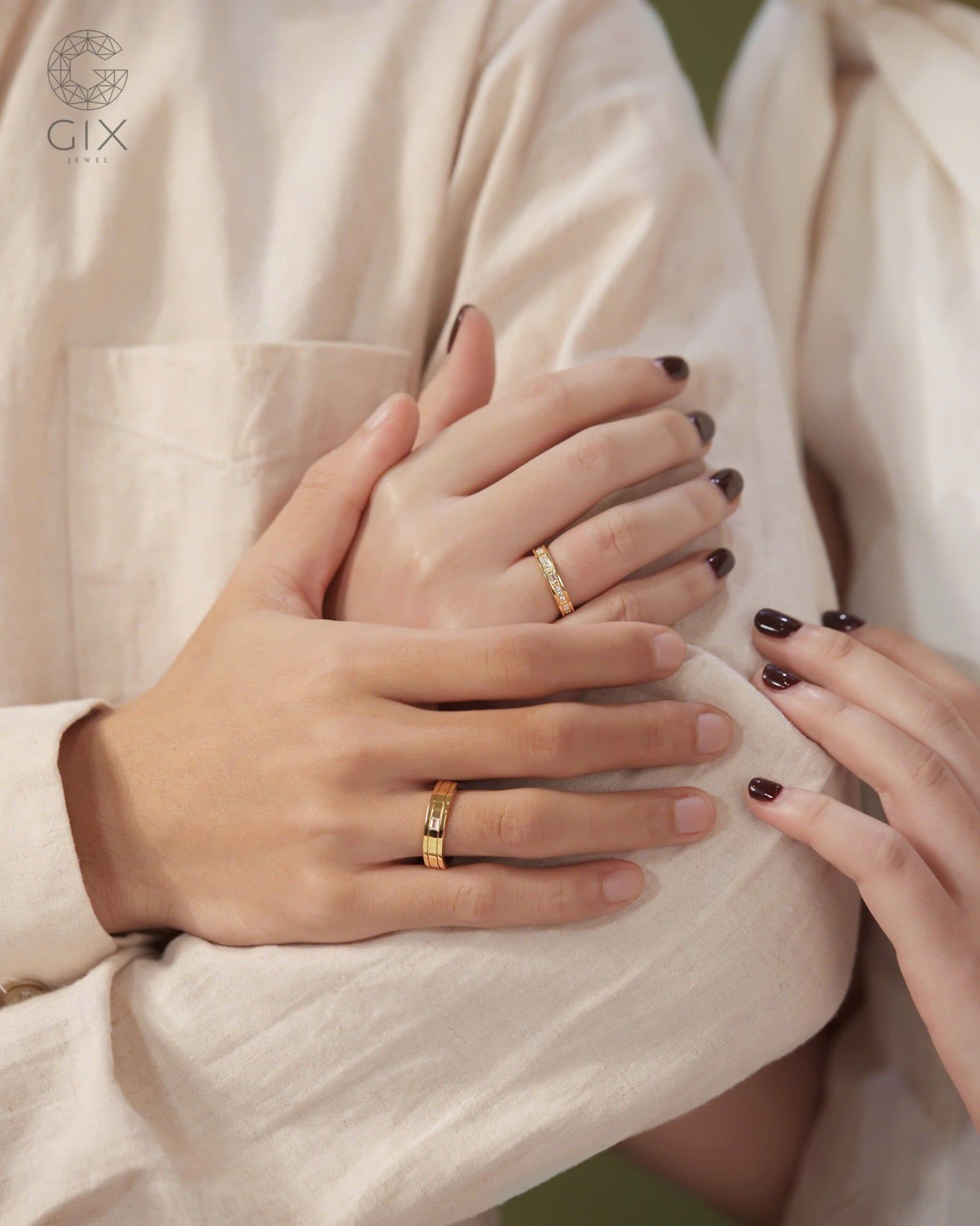  Nhẫn cưới hiện đại vàng 18k đính kim cương bản to khắc chữ | Gix Jewelry 