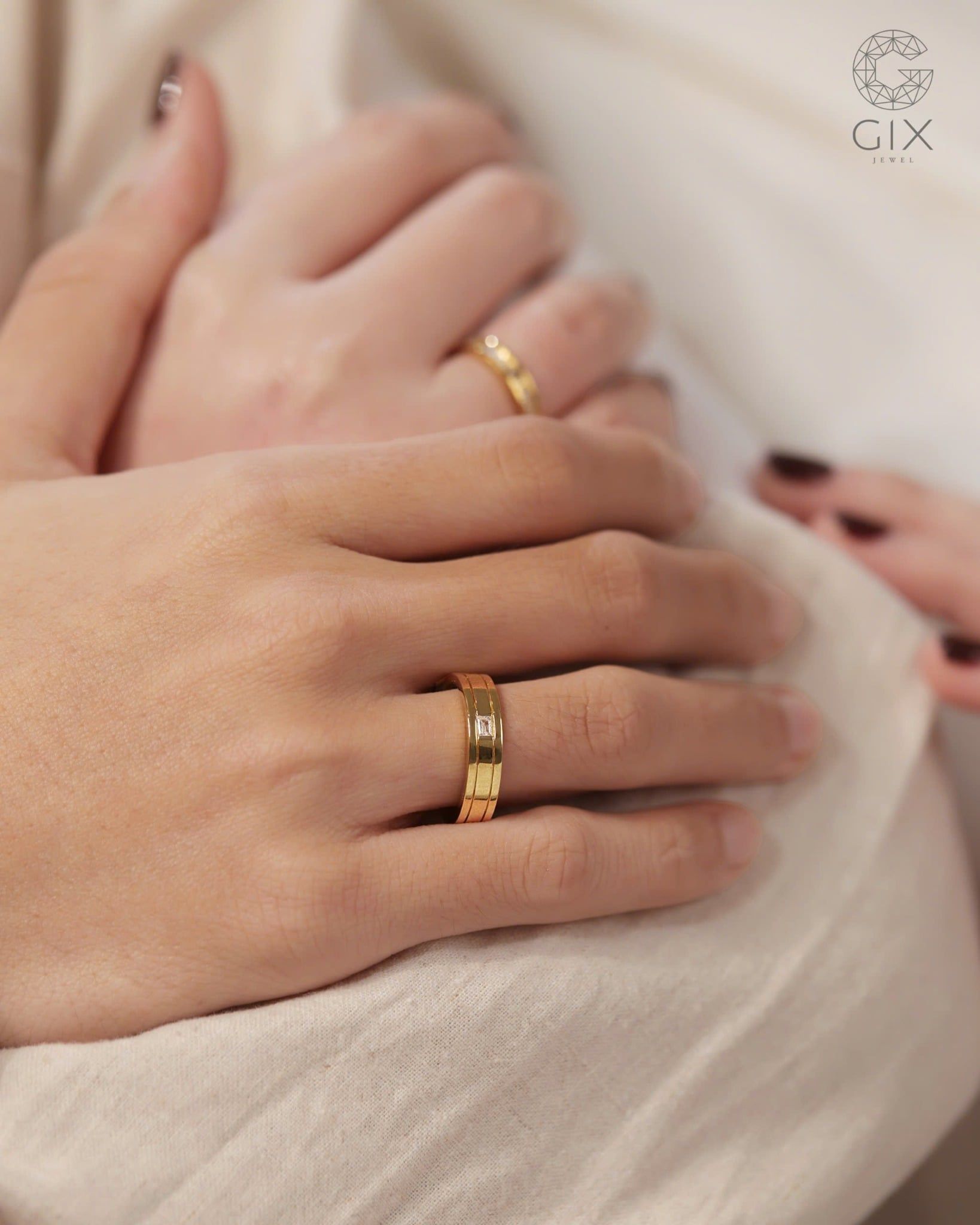  Nhẫn cưới hiện đại vàng 18k đính kim cương bản to khắc chữ | Gix Jewelry 