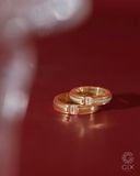  Nhẫn cưới vàng 18k đính kim cương khắc hoa văn Gix - GCR25050067 