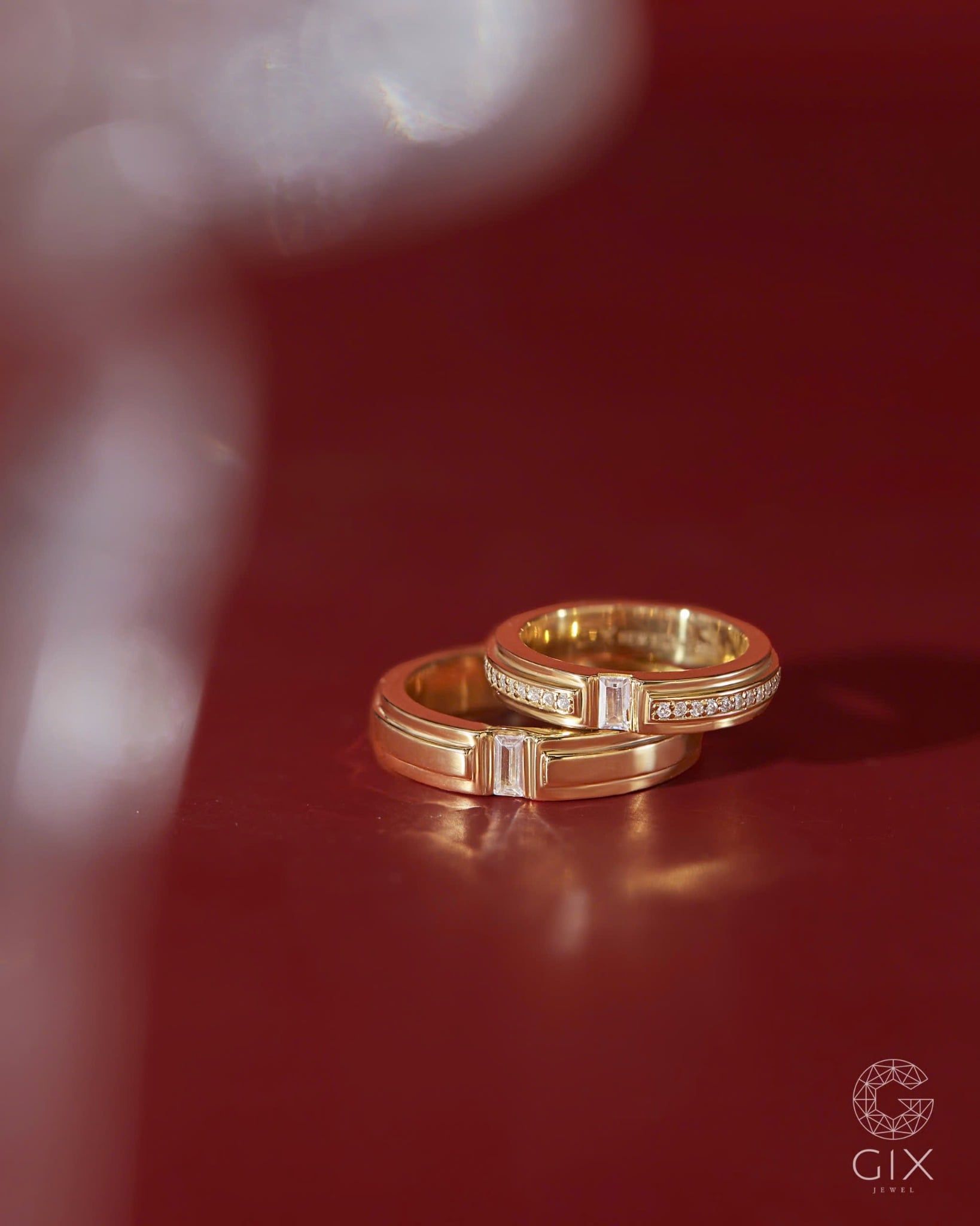  Nhẫn cưới kim cương vàng tây đẹp lạ bản vuông khắc hoa văn Gix Jewel 