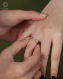  Nhẫn cưới kim cương vàng tây đẹp lạ bản vuông khắc hoa văn Gix Jewel 