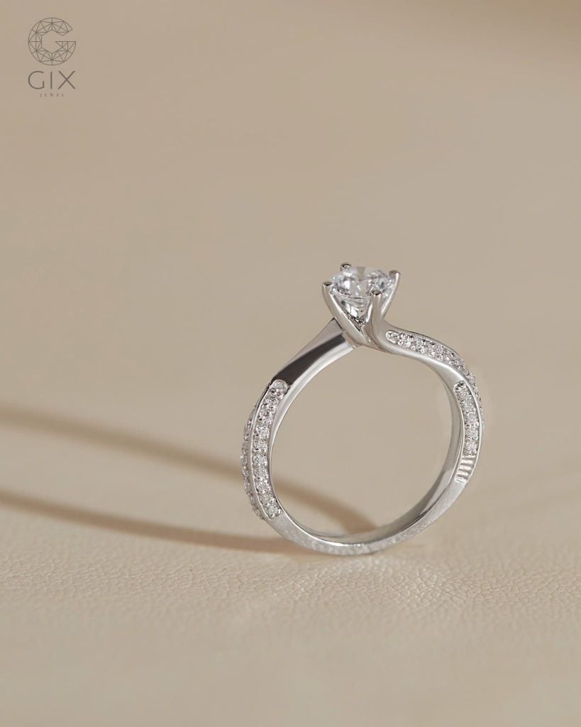  Nhẫn cầu hôn Twist vàng tây 18k đính kim cương | Gix Jewel 