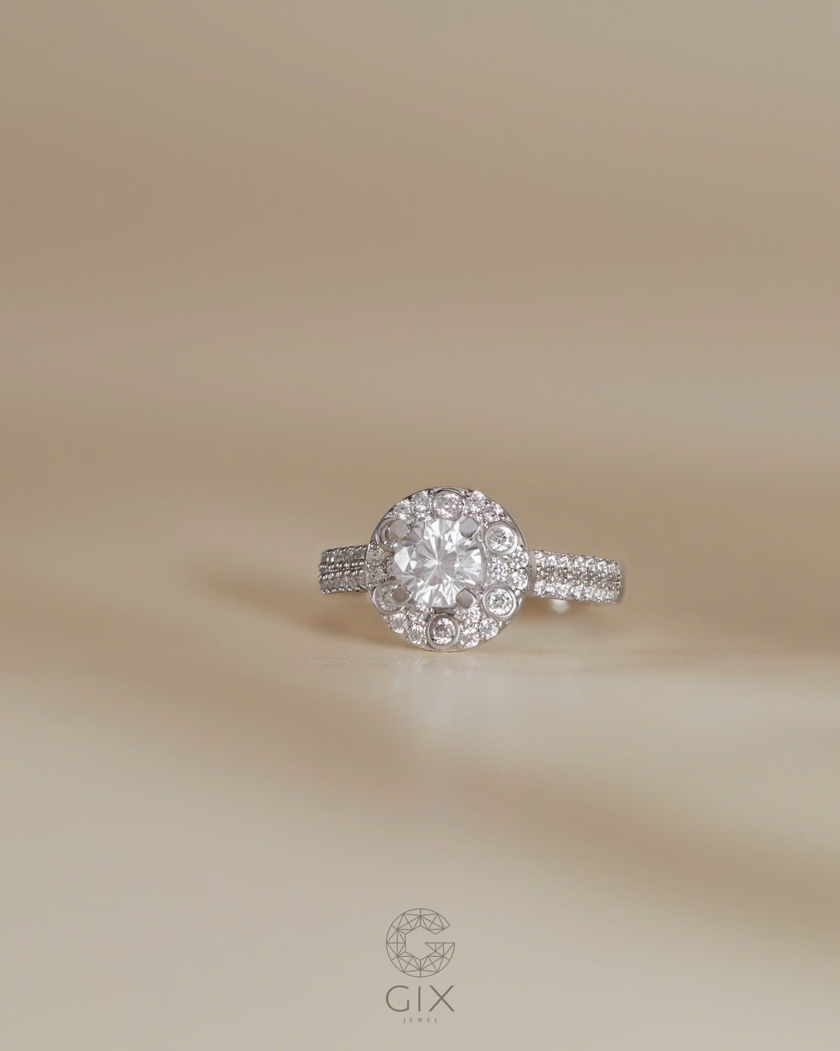  Nhẫn cầu hôn Halo vàng trắng đính kim cương | Gix Jewel 