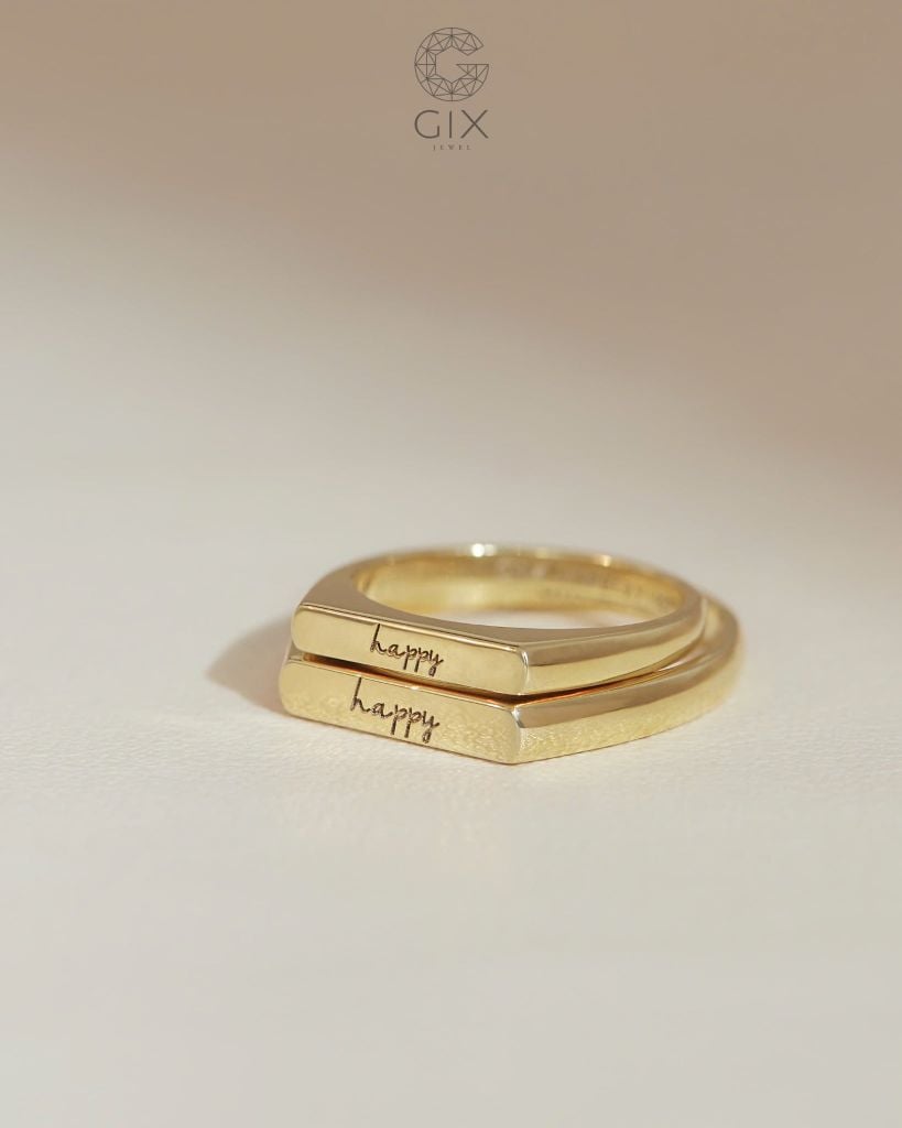  Nhẫn cưới khắc chữ theo tên vàng trắng 18k đặc biệt đính đá đẹp Gix Jewel 