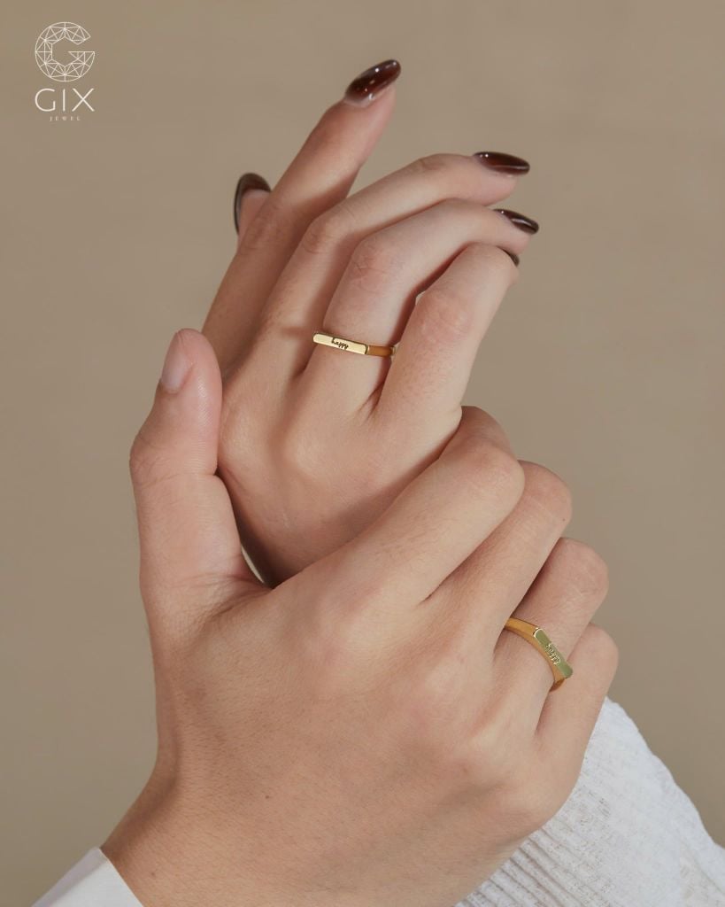  Nhẫn cưới khắc chữ theo tên vàng trắng 18k đặc biệt đính đá đẹp Gix Jewel 