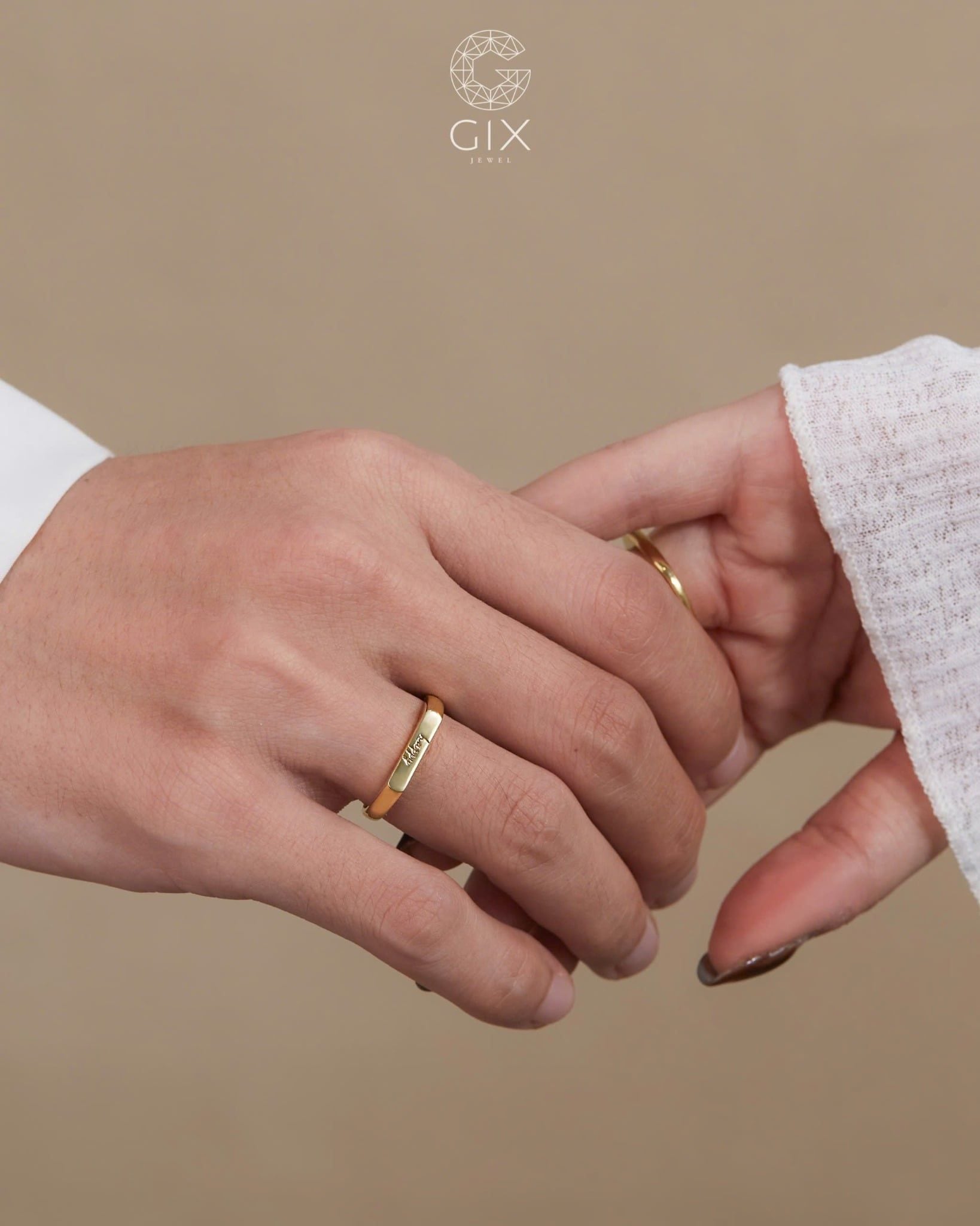  Nhẫn cưới khắc chữ theo tên vàng trắng 18k đặc biệt đính đá đẹp Gix Jewel 