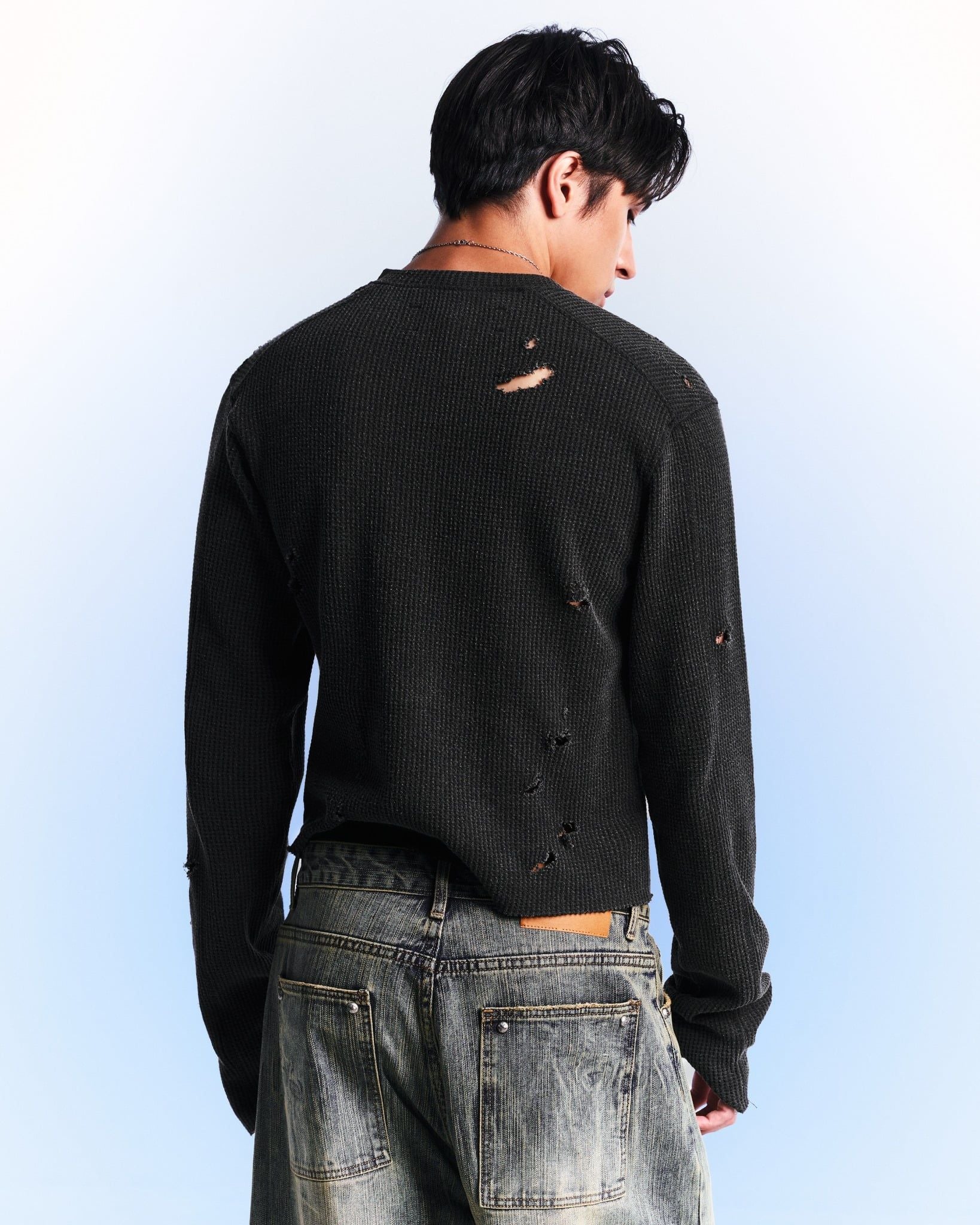 DISTRESSED WAFFLE SWEATER / CHARCOAL