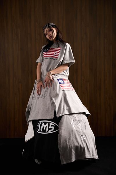  UMS FLAG TEE DUST GREY 