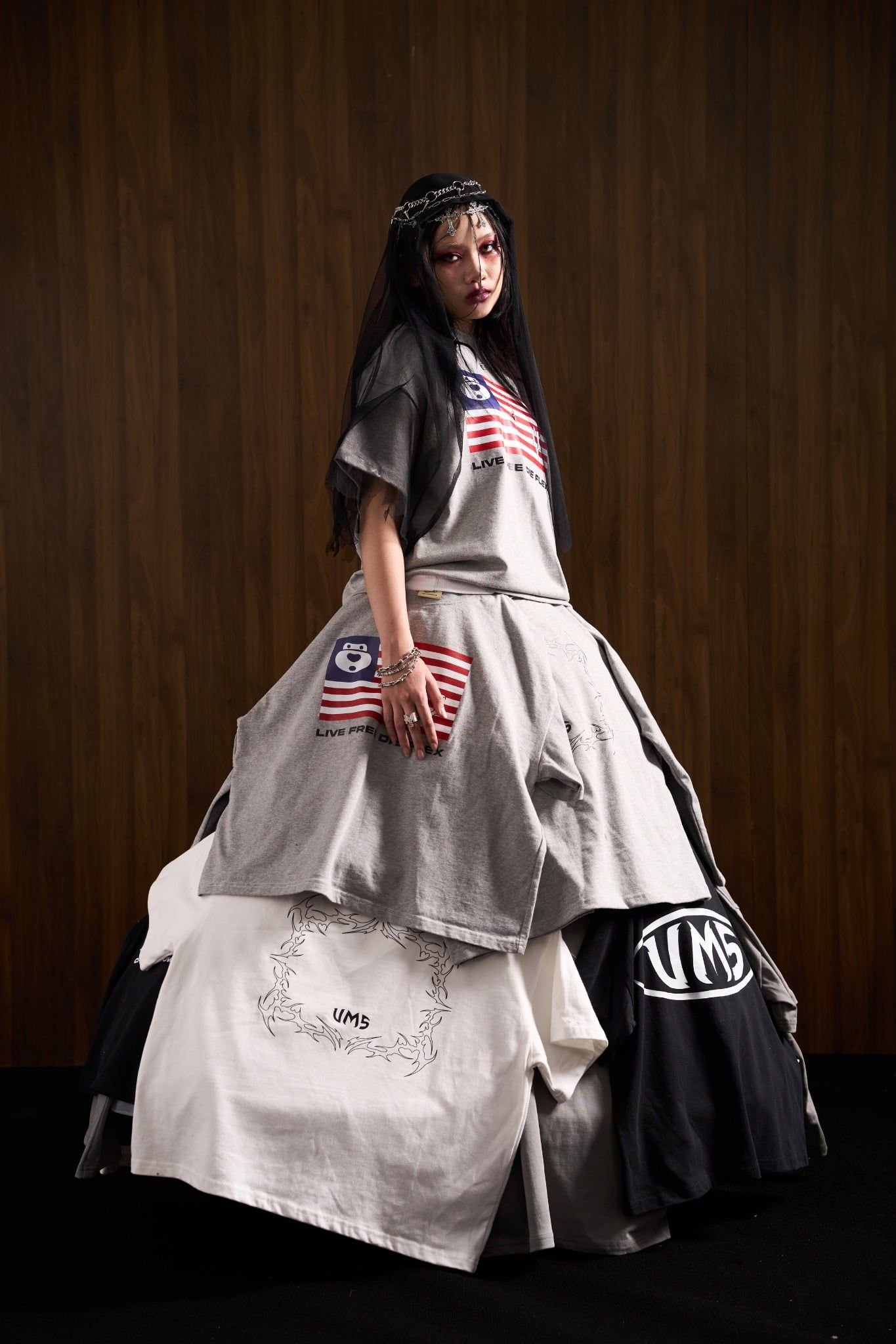  UMS FLAG TEE DUST GREY 