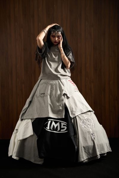  UMS TRIBAL CROSS TEE CEMENT GREY 
