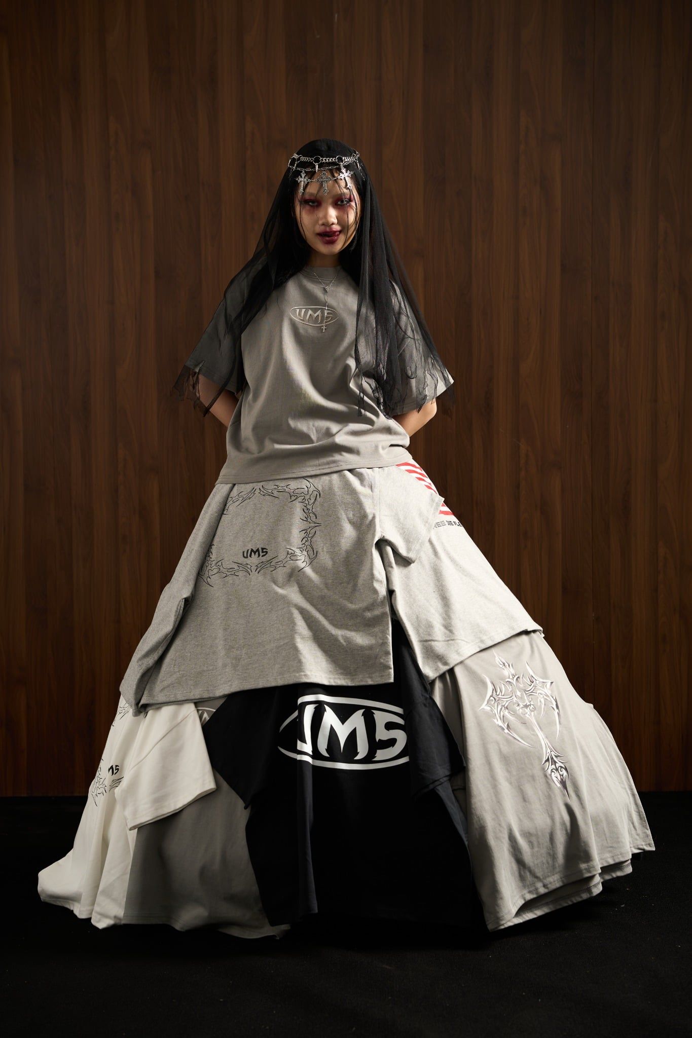  UMS TRIBAL CROSS TEE CEMENT GREY 