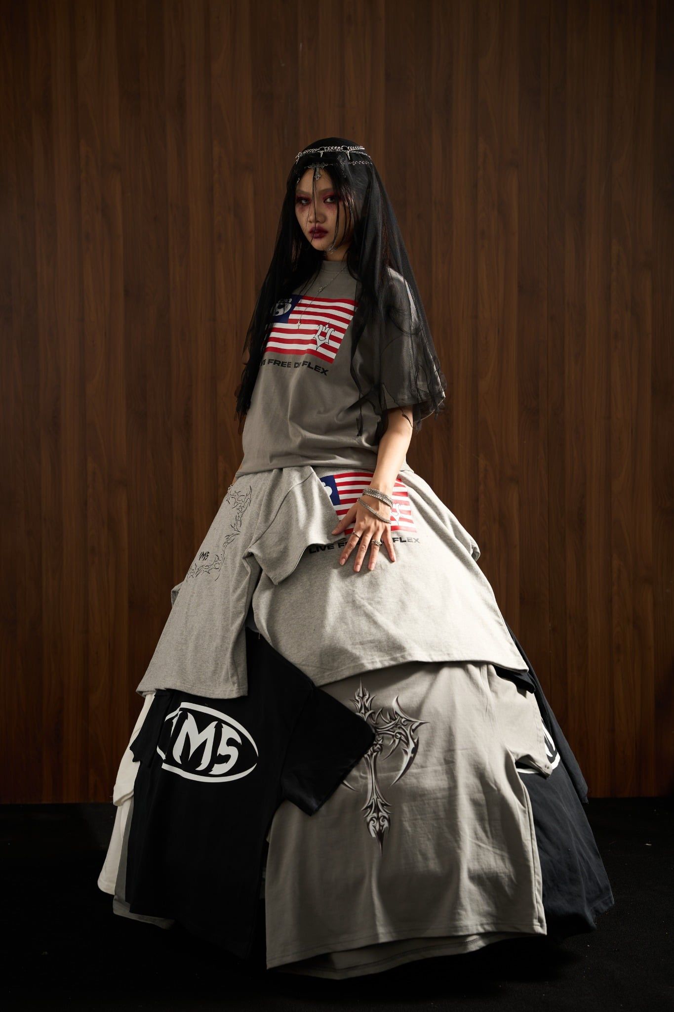  UMS FLAG TEE CEMENT GREY 