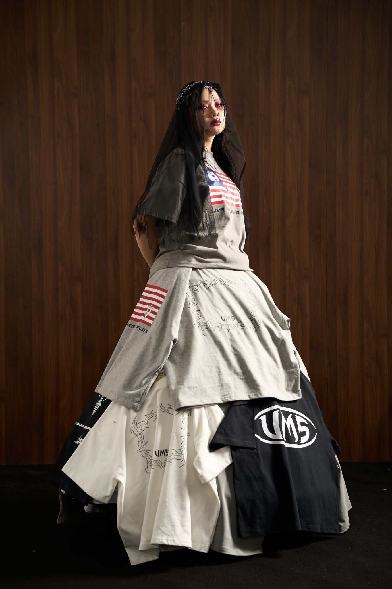  UMS FLAG TEE CEMENT GREY 
