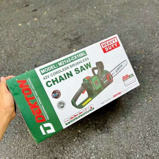  Máy cưa xích dùng pin 42V Dekton M21x2-cx16bl ( chưa có pin và sạc) 