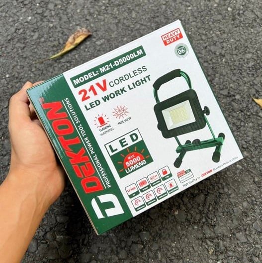  Đèn công trình Dekton chân pin M21-D5000LM ( chưa có pin và sạc) 