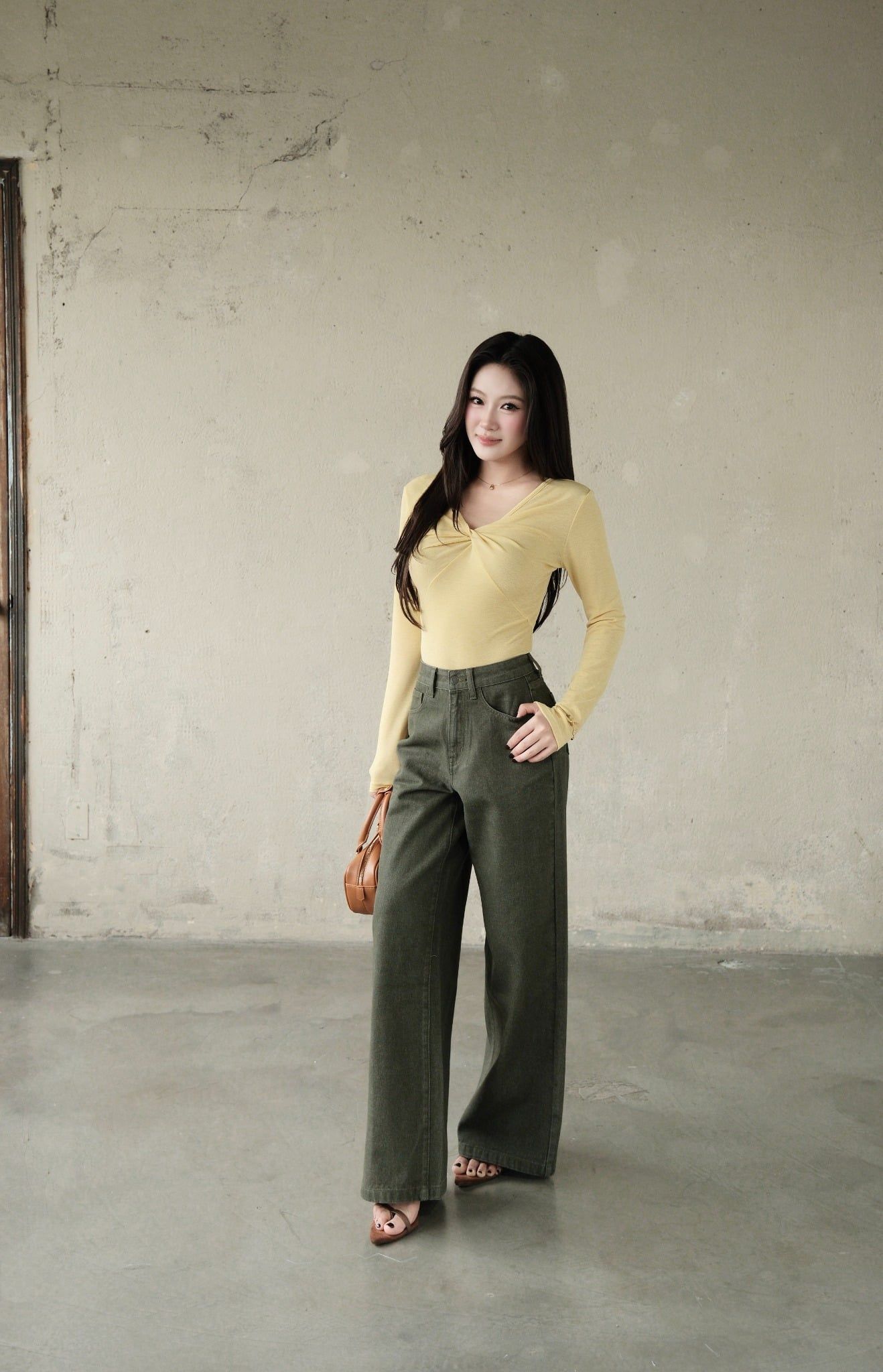  Áo Thun Cổ Xoắn FAT097 