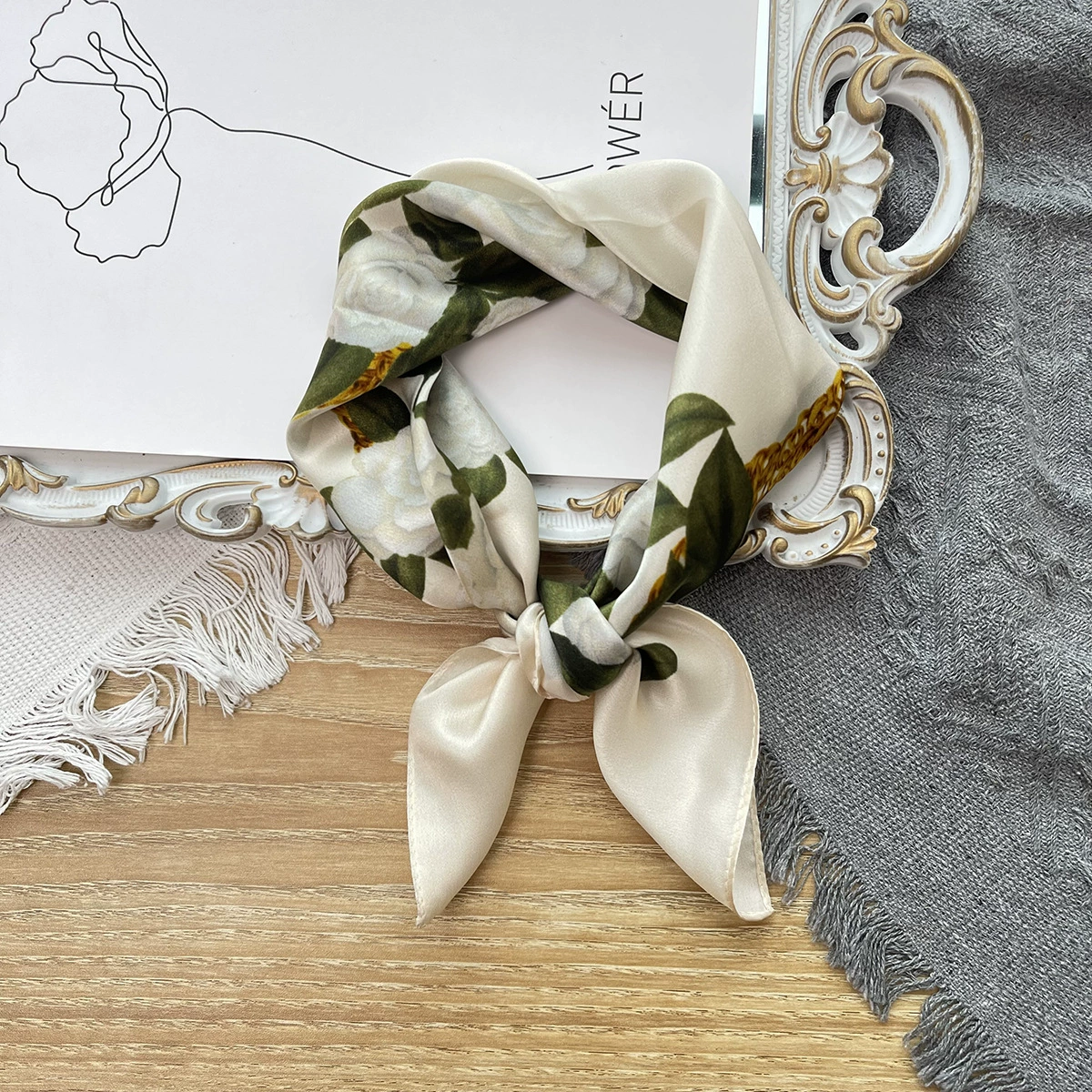 Khăn lụa tơ tằm họa tiết 53x53cm BASELE1102