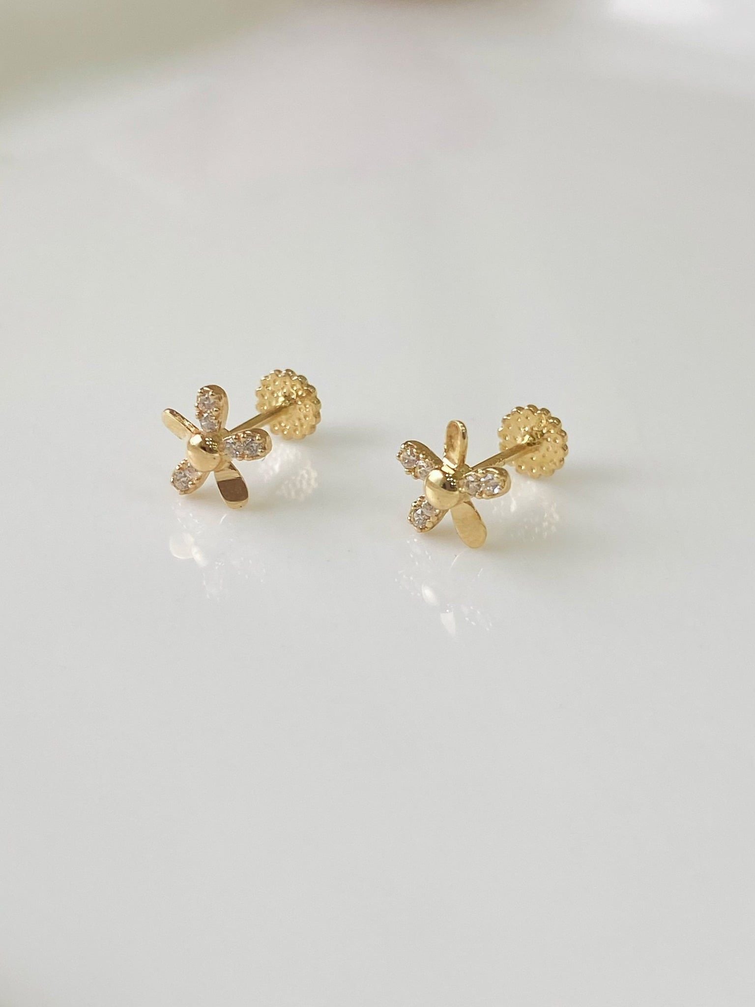  14K Sparkle Flower Labret 