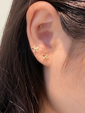  14K Sparkle Flower Labret 