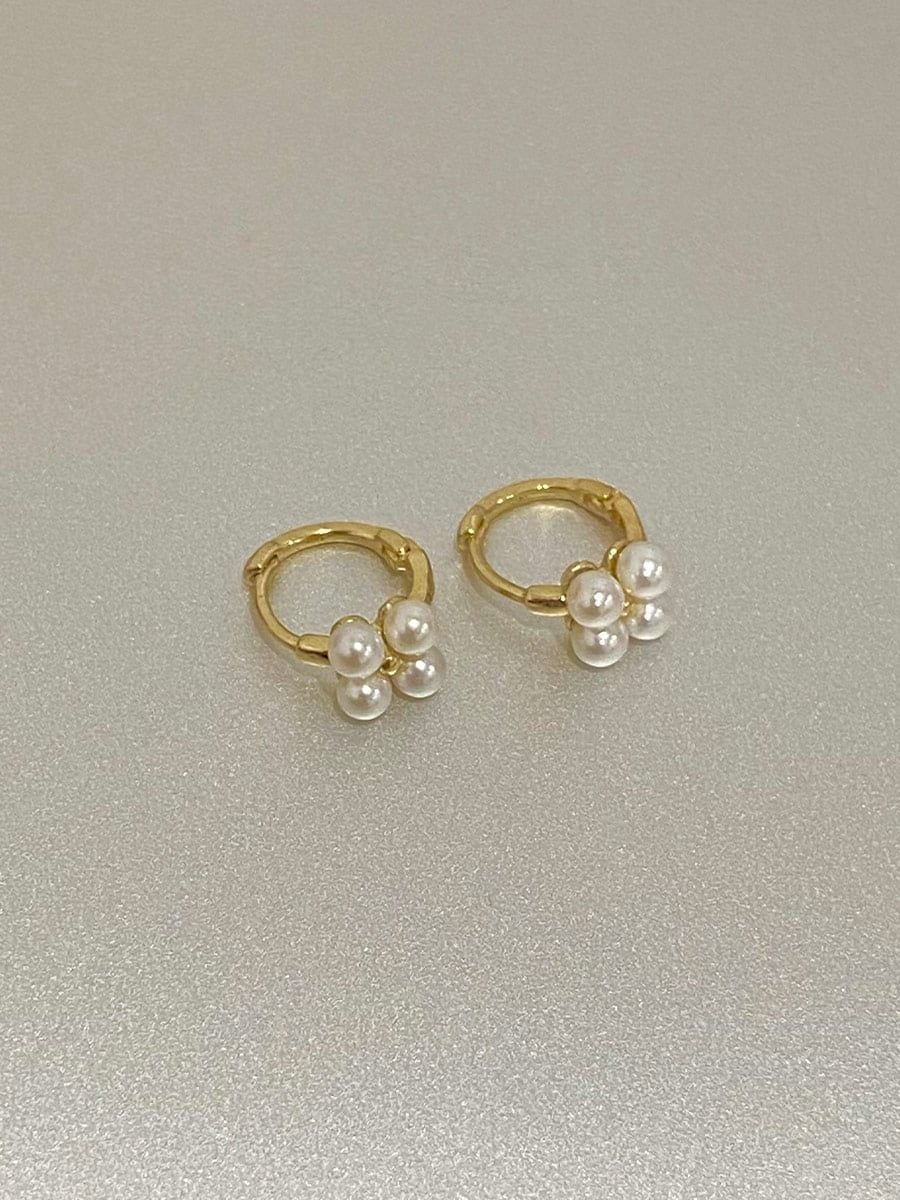  14K Petite Clover Pearl Huggie (S) 
