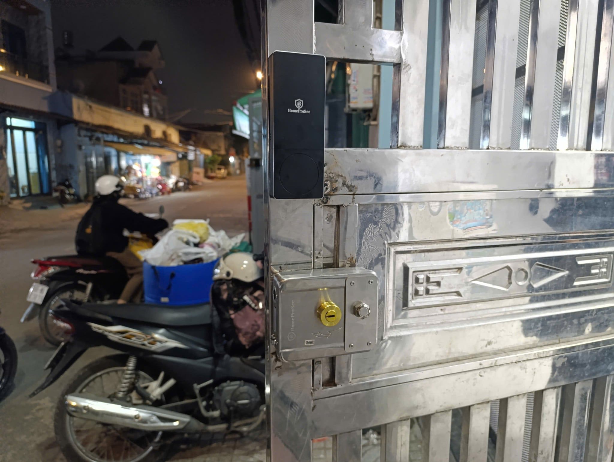  Khoá cổng Pin 02 vân tay  app TTLOCK ( P33- TTLOCK) 