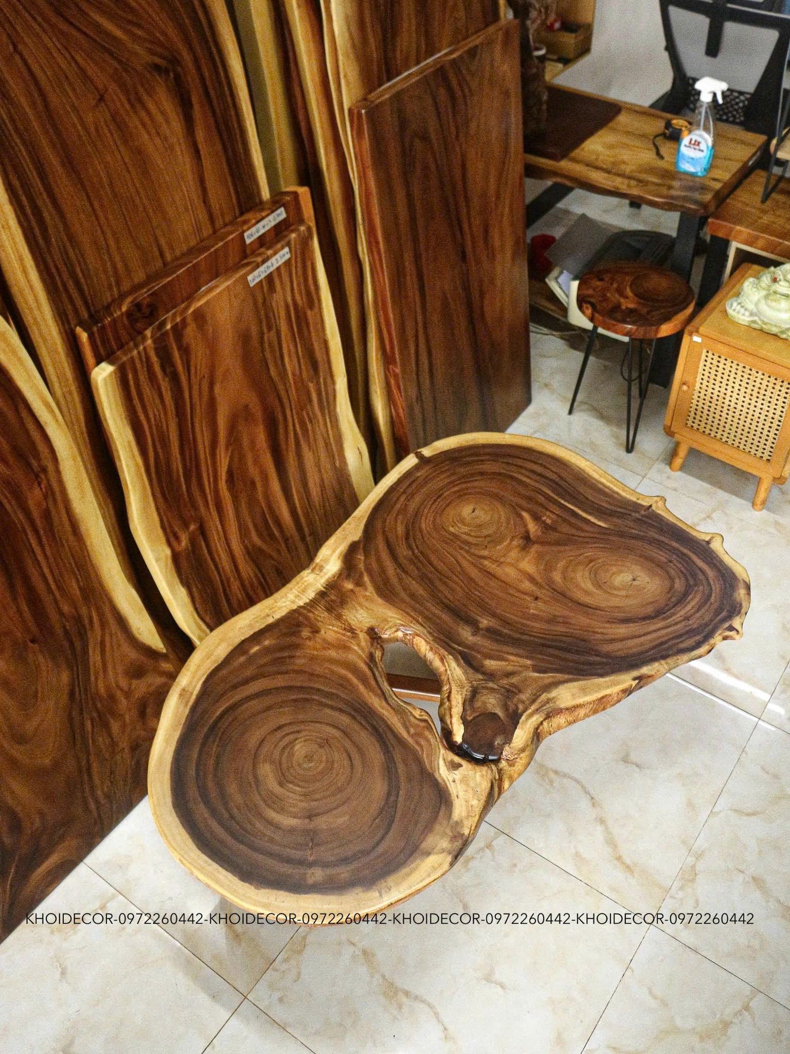  BÀN GỖ ME TÂY 126 x 67-85 x 5 cm 