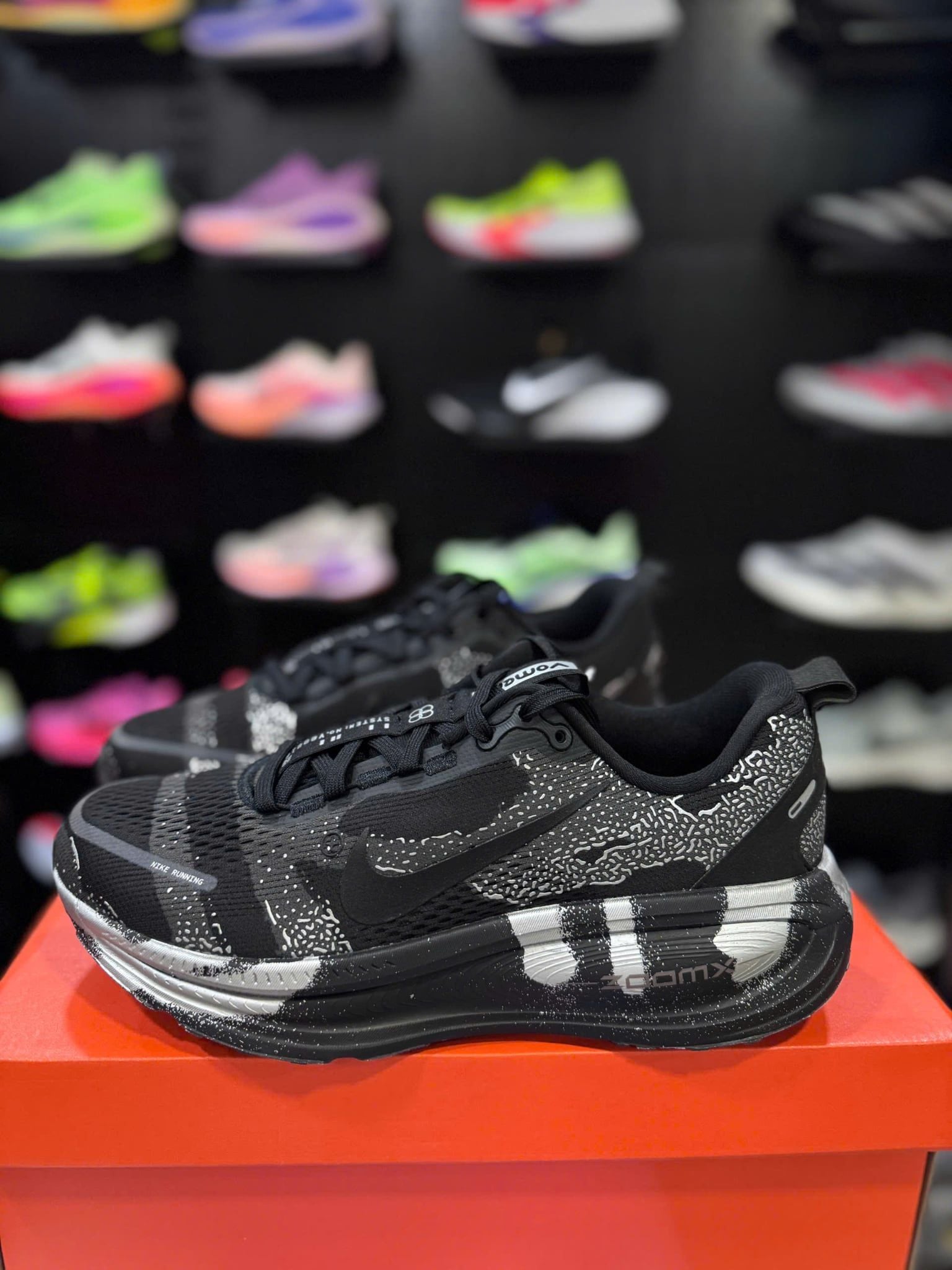 Giày Chạy Bộ Nike Vomero 18 