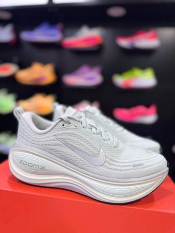  Giày Chạy Bộ Nike Vomero Plus - HV8154 004 
