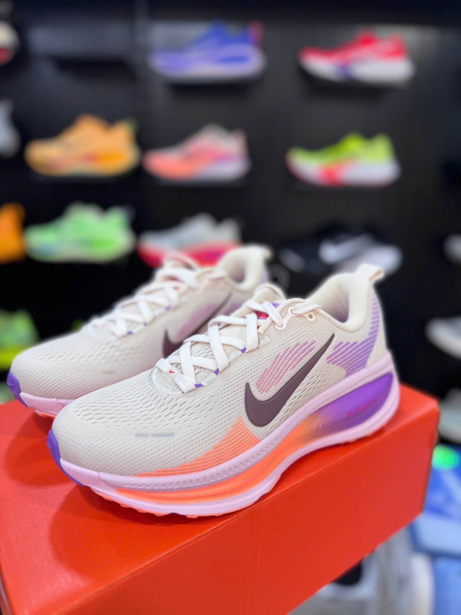 Giày Chạy Bộ Nike Vomero 18 - HM6804-113