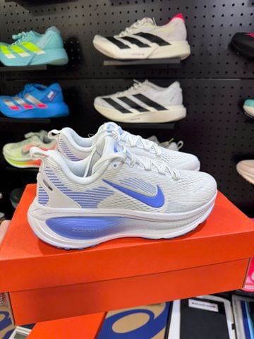  Giày Chạy Bộ Nike Vomero 18 (Nữ) Trắng Xanh Dương - HM6804 111 