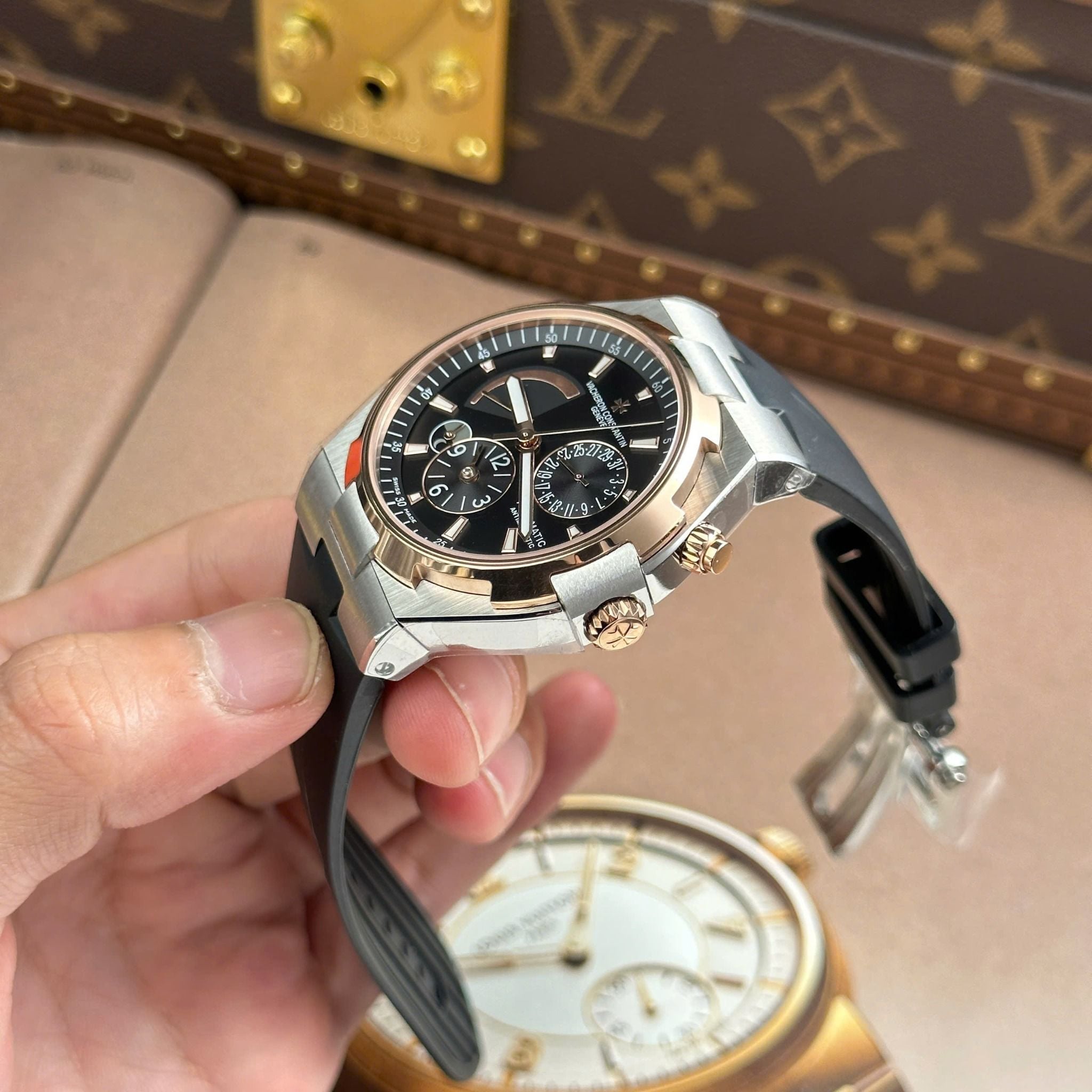 VACHERON CONSTANTIN OVERSEAS 42 MM - Đồng Hồ Vacheron Constantin - Nam - DHNTT678