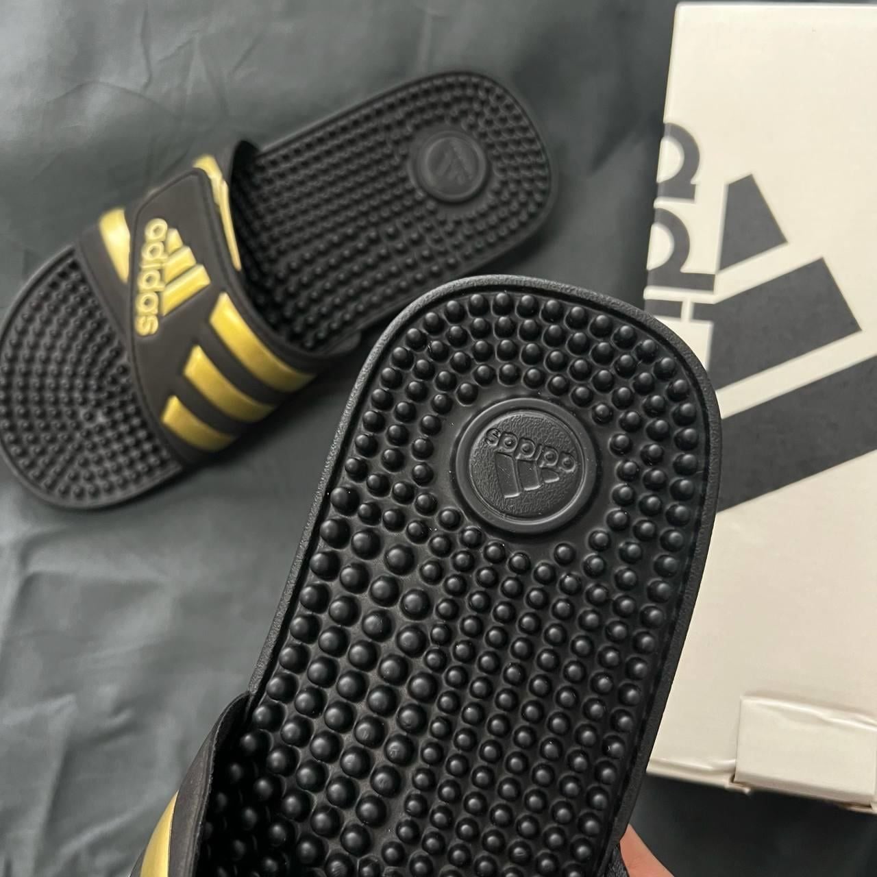  2795 - HÀNG CHÍNH HÃNG - DÉP ADIDAS ADISSAGE - ĐEN SỌC VÀNG - CODE: EG6517 