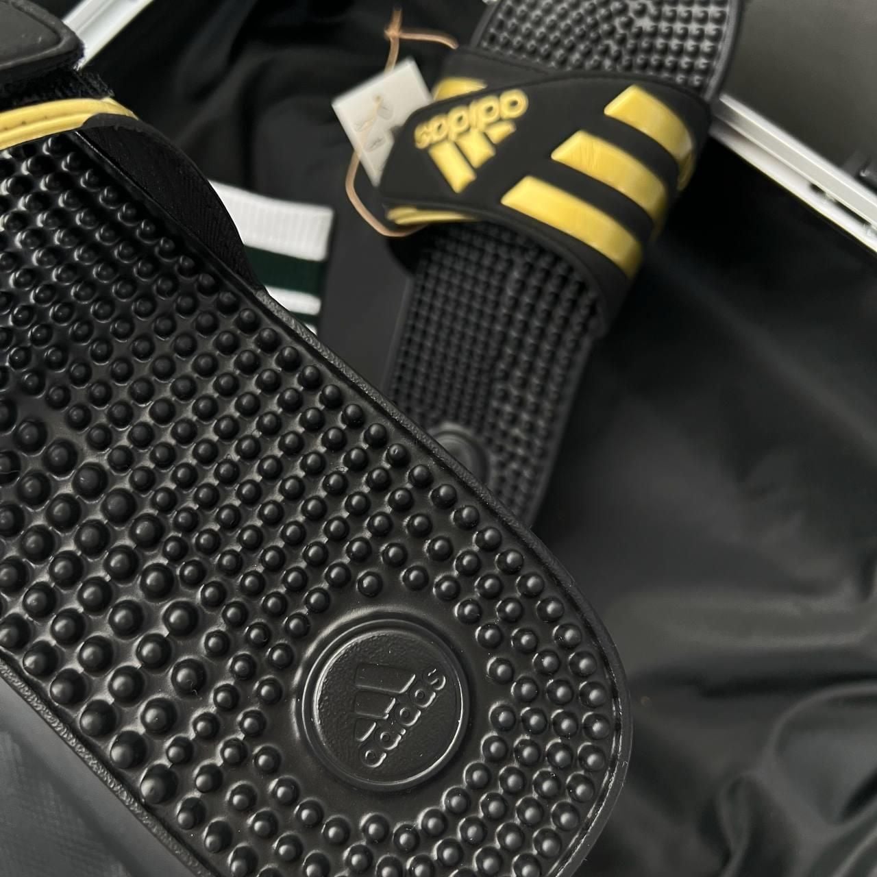  2795 - HÀNG CHÍNH HÃNG - DÉP ADIDAS ADISSAGE - ĐEN SỌC VÀNG - CODE: EG6517 