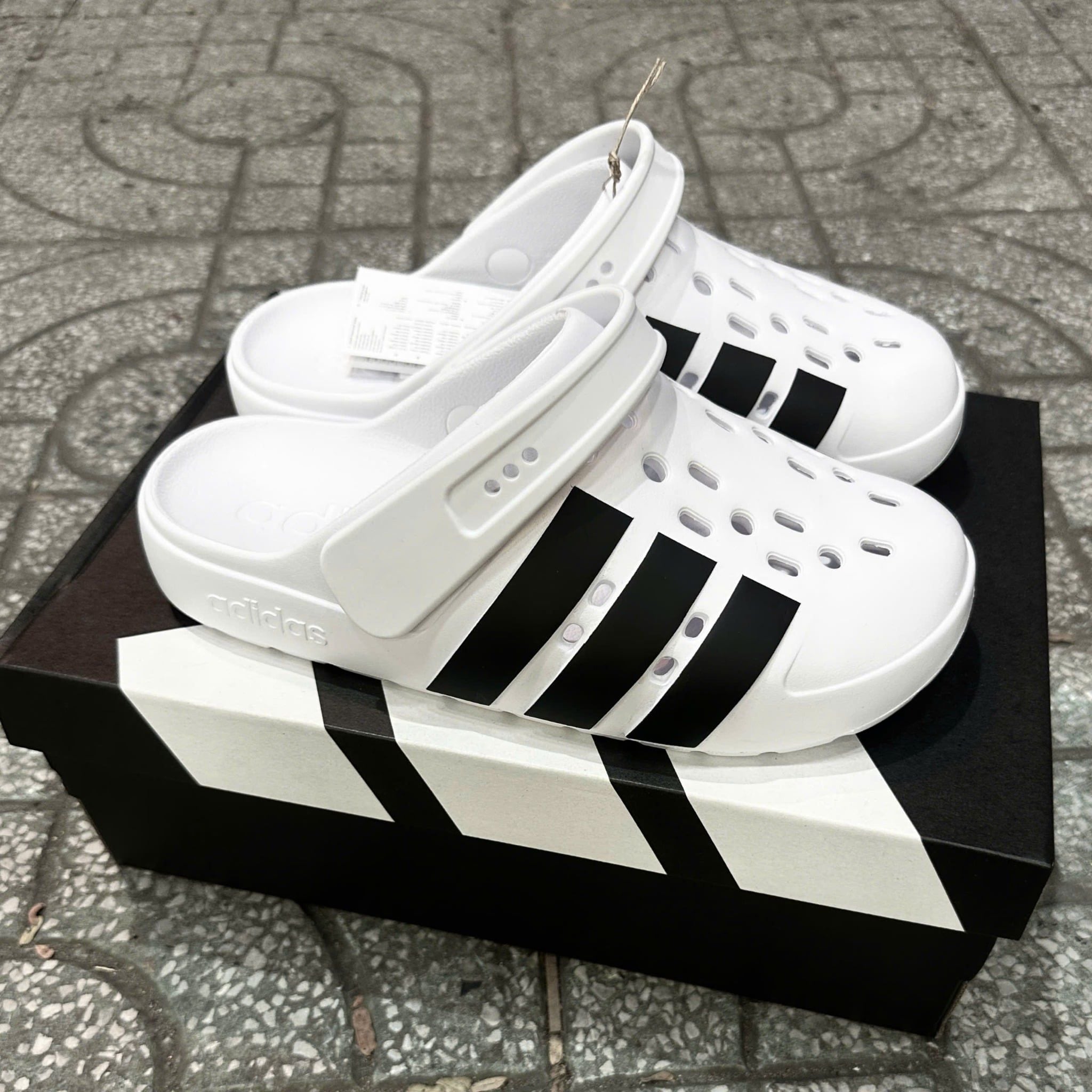  2784 - HÀNG CHÍNH HÃNG - DÉP ADIDAS - SỤC ADILETTE 2.0 - ĐEN SỌC TRẮNG - CODE: JQ8058 