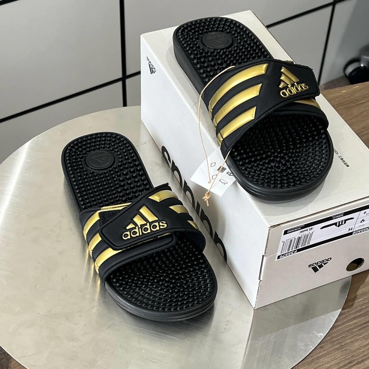  2795 - HÀNG CHÍNH HÃNG - DÉP ADIDAS ADISSAGE - ĐEN SỌC VÀNG - CODE: EG6517 
