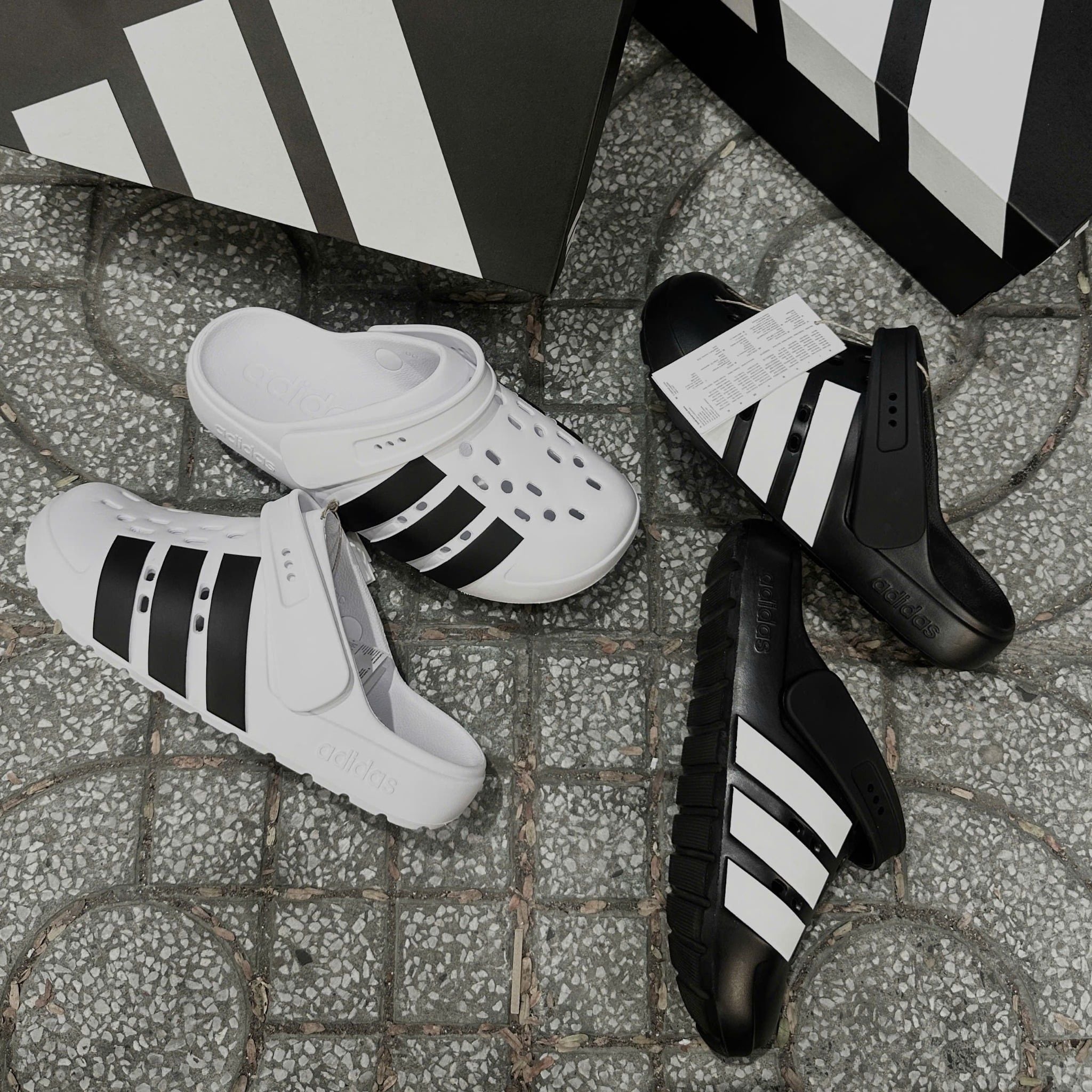  2784 - HÀNG CHÍNH HÃNG - DÉP ADIDAS - SỤC ADILETTE 2.0 - ĐEN SỌC TRẮNG - CODE: JQ8058 