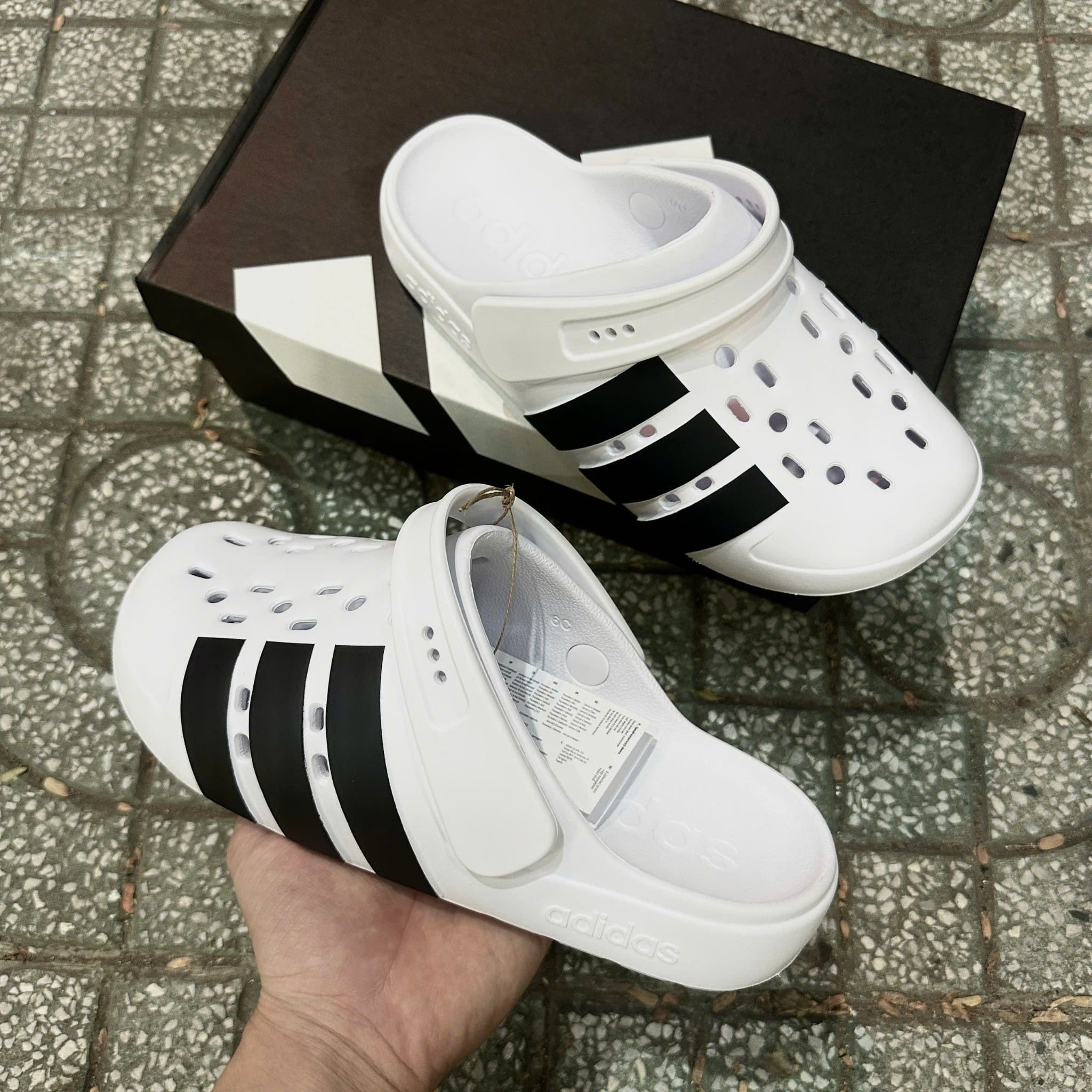  2784 - HÀNG CHÍNH HÃNG - DÉP ADIDAS - SỤC ADILETTE 2.0 - ĐEN SỌC TRẮNG - CODE: JQ8058 