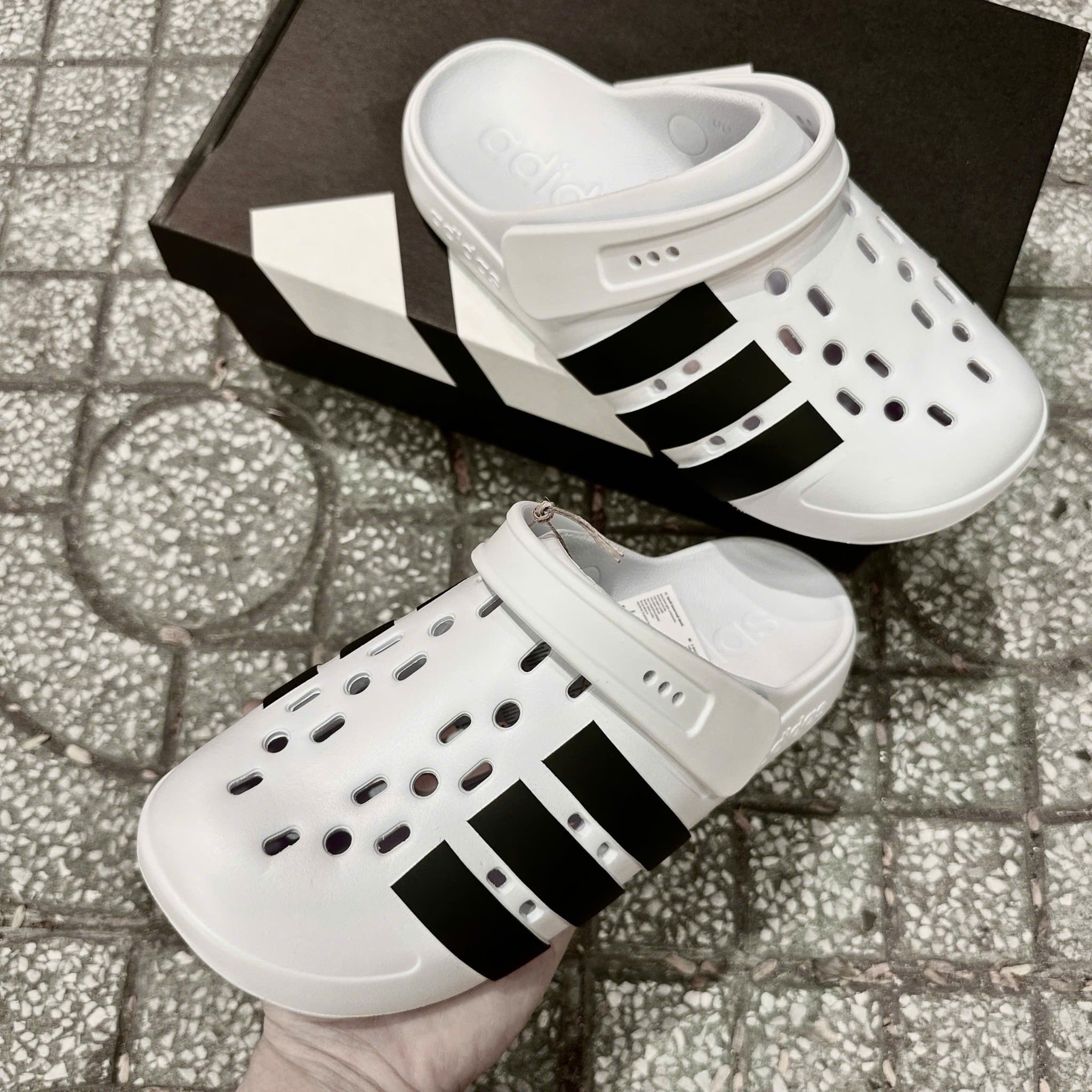  2784 - HÀNG CHÍNH HÃNG - DÉP ADIDAS - SỤC ADILETTE 2.0 - ĐEN SỌC TRẮNG - CODE: JQ8058 