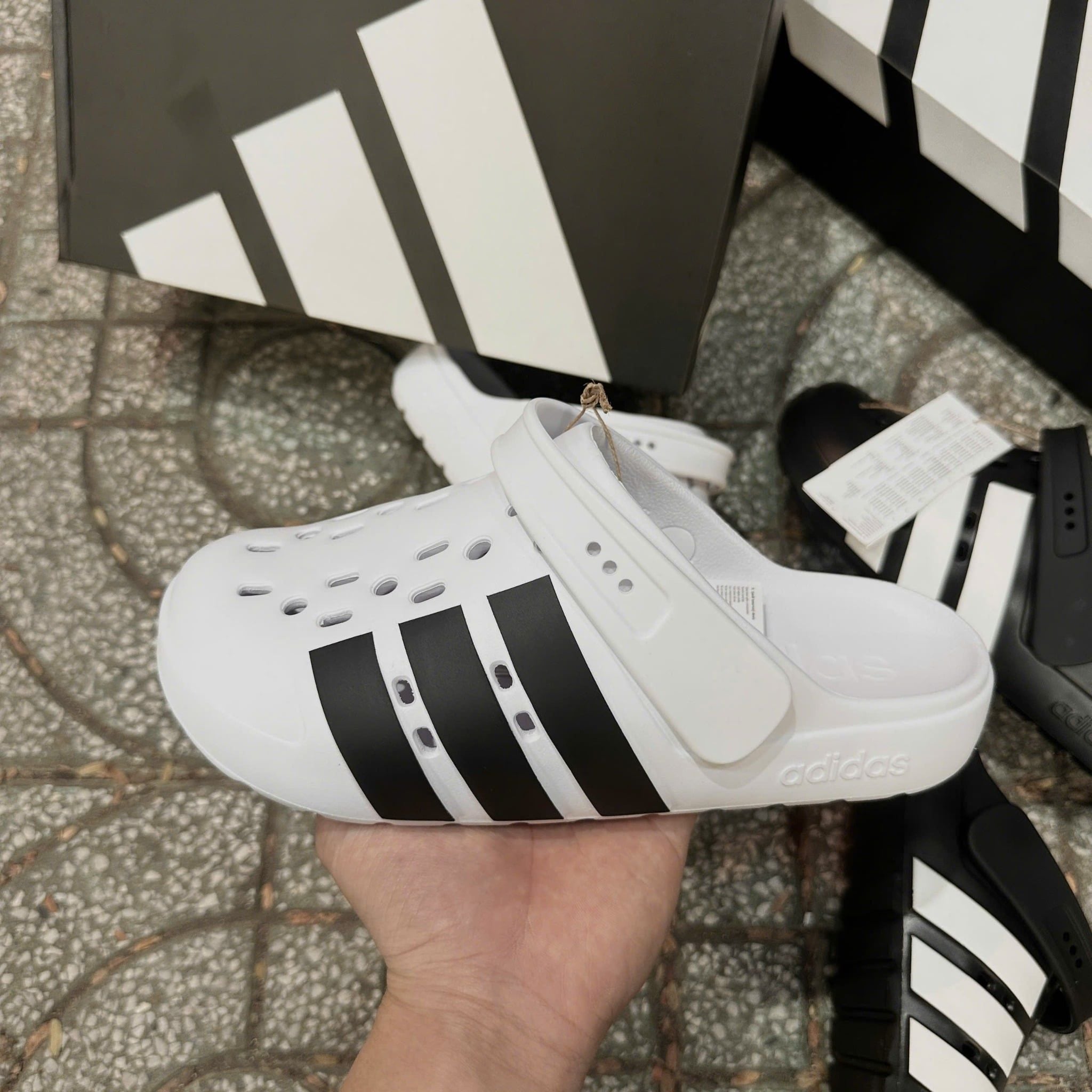  2784 - HÀNG CHÍNH HÃNG - DÉP ADIDAS - SỤC ADILETTE 2.0 - ĐEN SỌC TRẮNG - CODE: JQ8058 