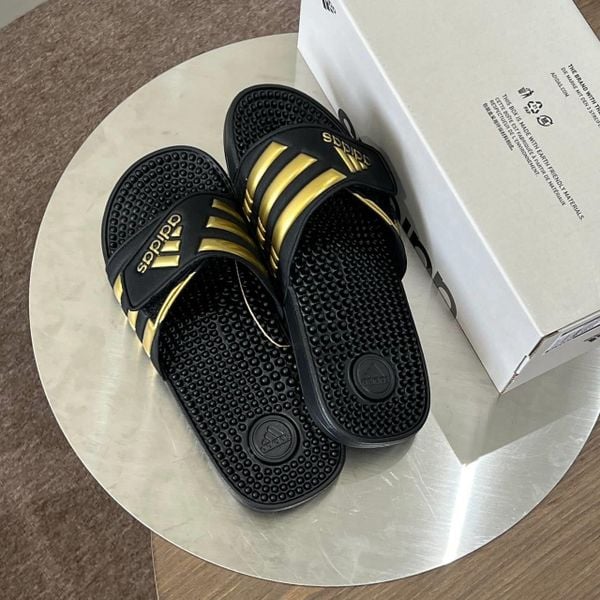 2795 - HÀNG CHÍNH HÃNG - DÉP ADIDAS ADISSAGE - ĐEN SỌC VÀNG - CODE: EG6517 