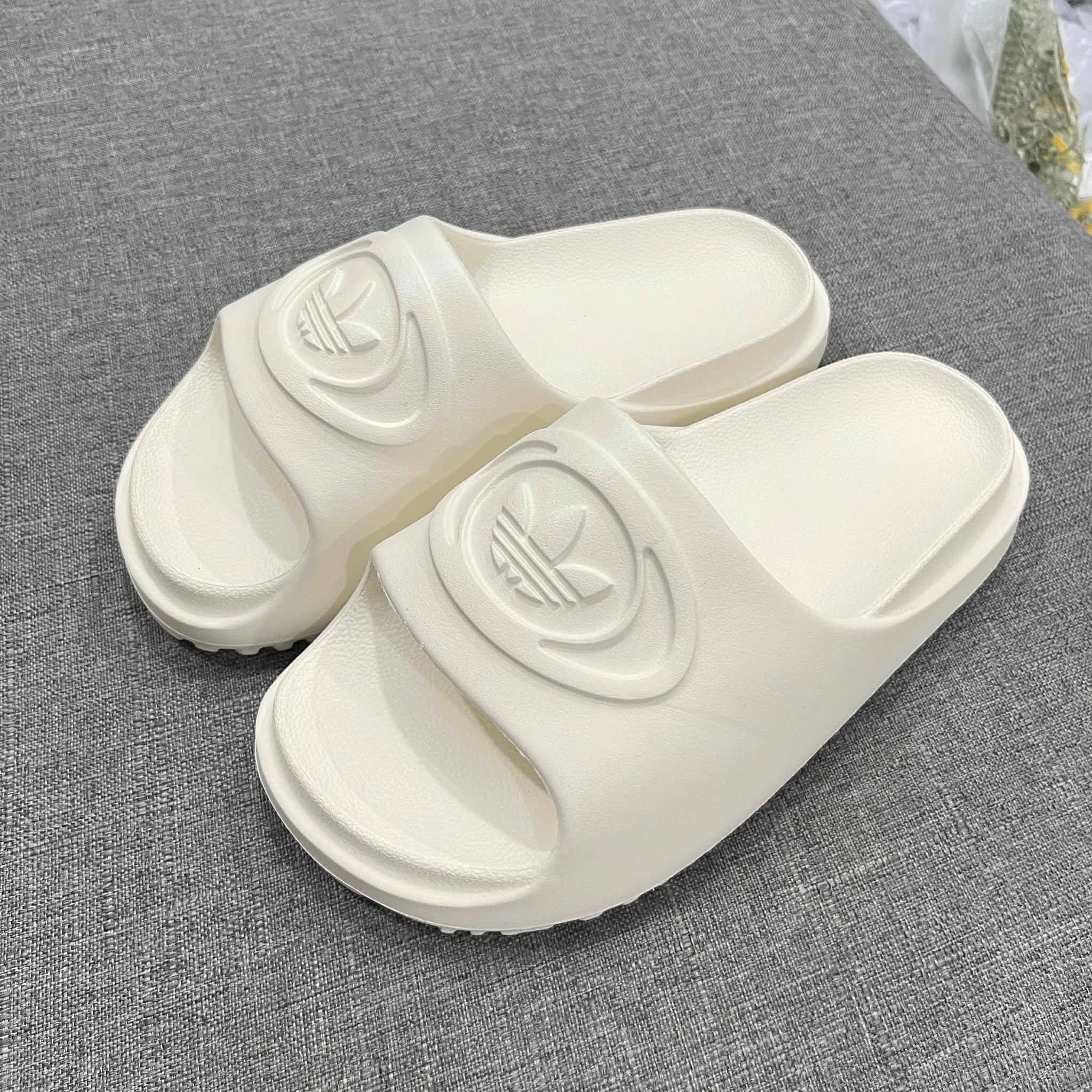  2728 - HÀNG CHÍNH HÃNG - DÉP ADIDAS SS25 - CỎ 3 LÁ KEM 