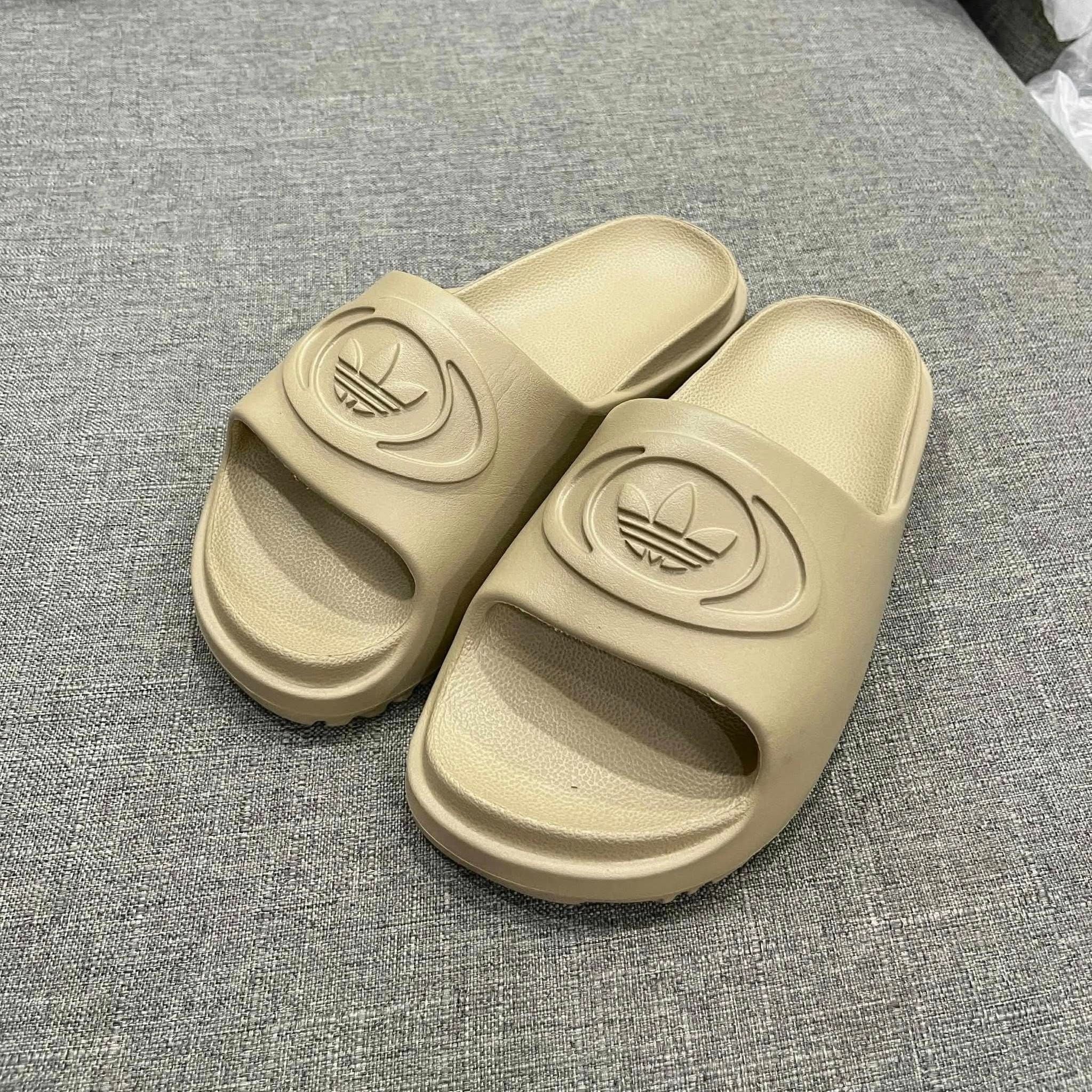  2729 - HÀNG CHÍNH HÃNG - DÉP ADIDAS SS25 - CỎ 3 LÁ RÊU 