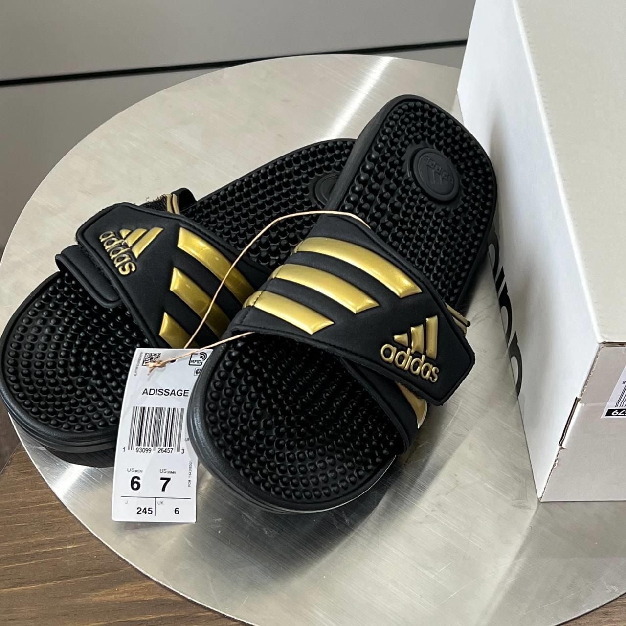  2795 - HÀNG CHÍNH HÃNG - DÉP ADIDAS ADISSAGE - ĐEN SỌC VÀNG - CODE: EG6517 