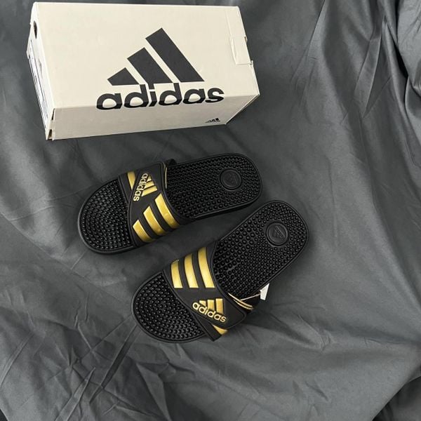  2795 - HÀNG CHÍNH HÃNG - DÉP ADIDAS ADISSAGE - ĐEN SỌC VÀNG - CODE: EG6517 