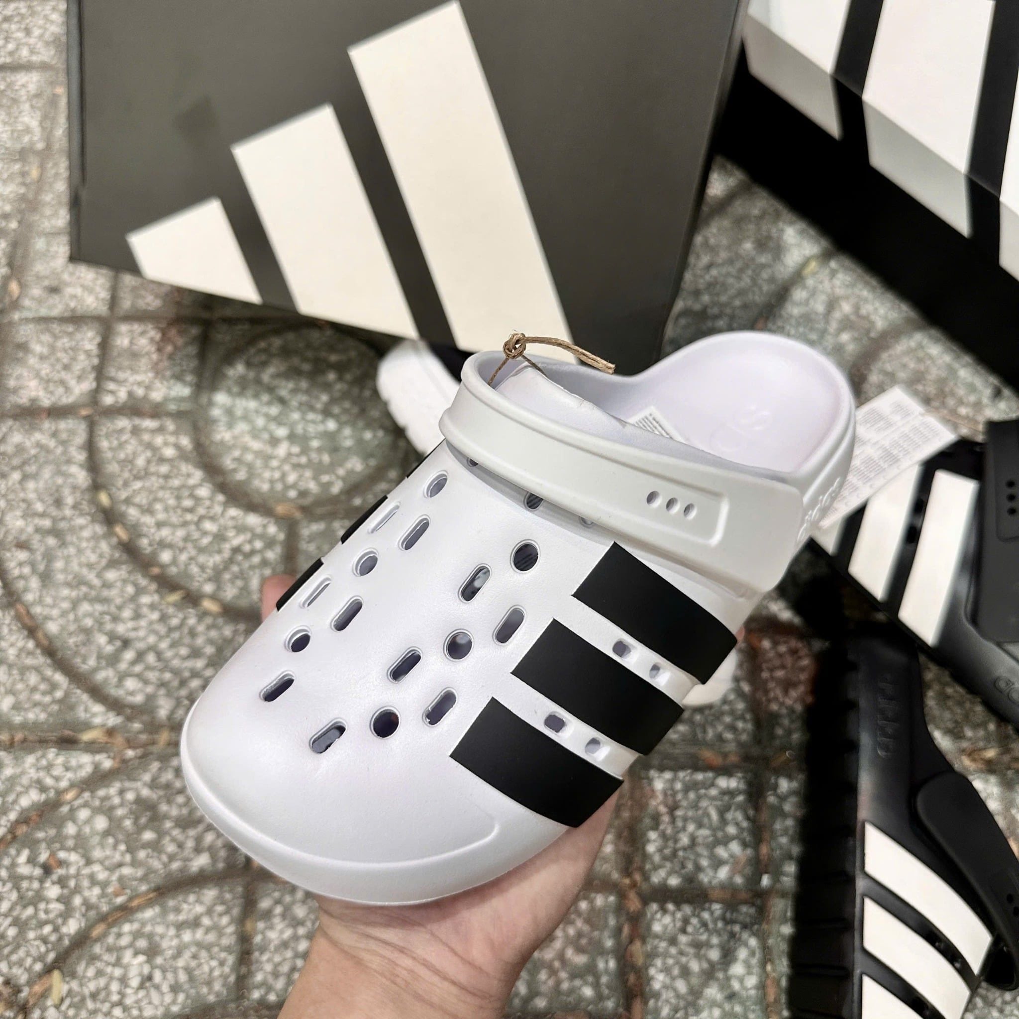  2784 - HÀNG CHÍNH HÃNG - DÉP ADIDAS - SỤC ADILETTE 2.0 - ĐEN SỌC TRẮNG - CODE: JQ8058 