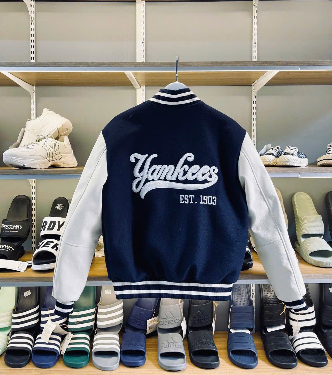  2762 - HÀNG CHÍNH HÃNG - ÁO KHOÁC NEW ERA - VARSITY - YANKEES 1903 - NAVY - CODE: 13783960 