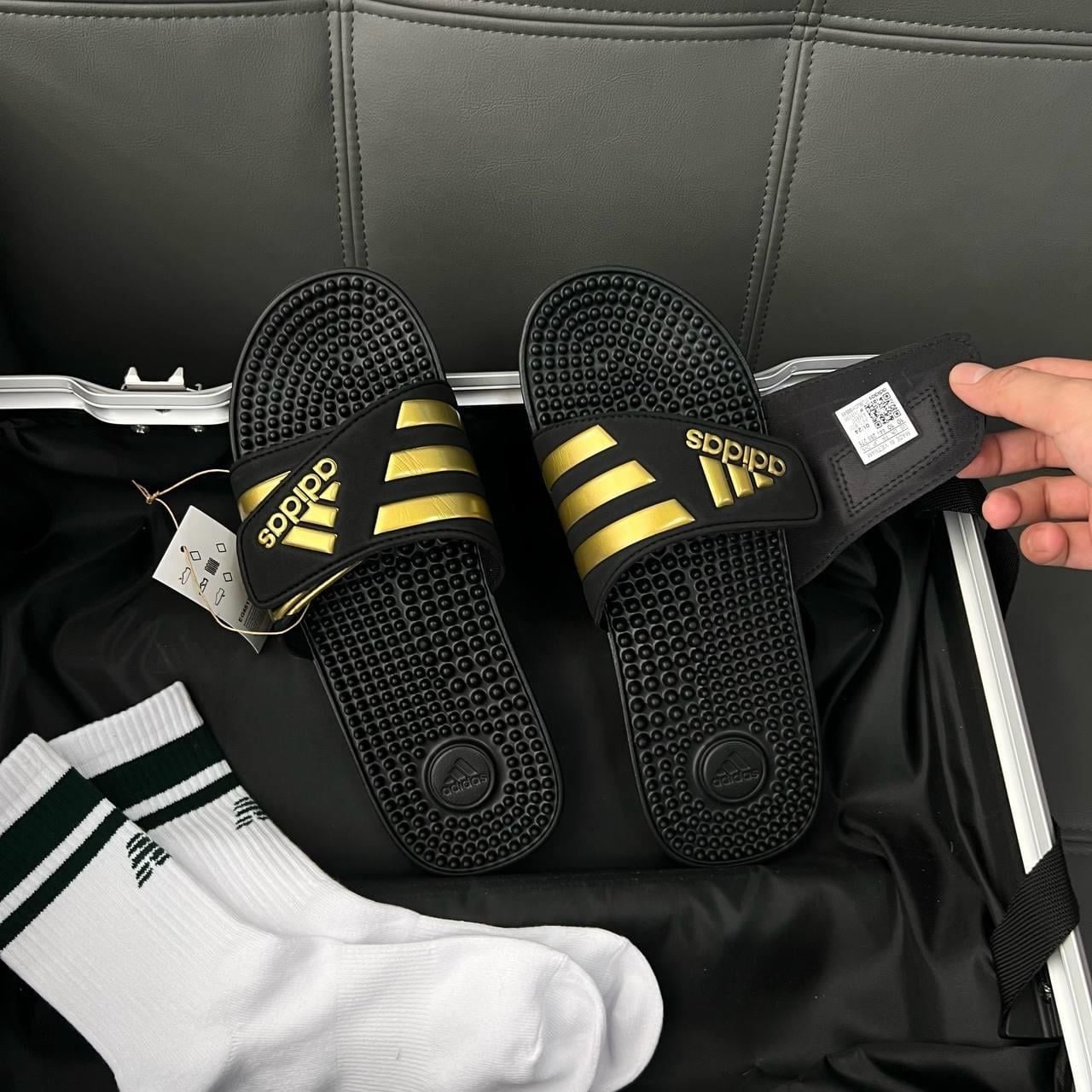  2795 - HÀNG CHÍNH HÃNG - DÉP ADIDAS ADISSAGE - ĐEN SỌC VÀNG - CODE: EG6517 