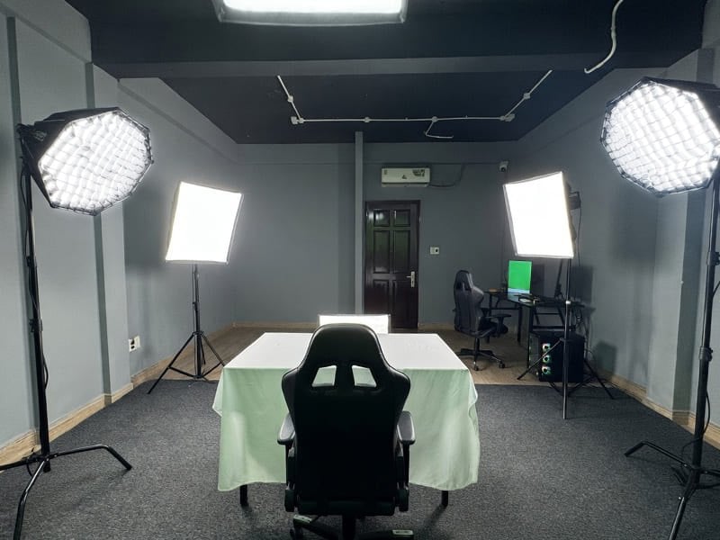 Hệ đèn softbox chuẩn màu trong phòng live bán hàng - Lâm Phát Studio setup
